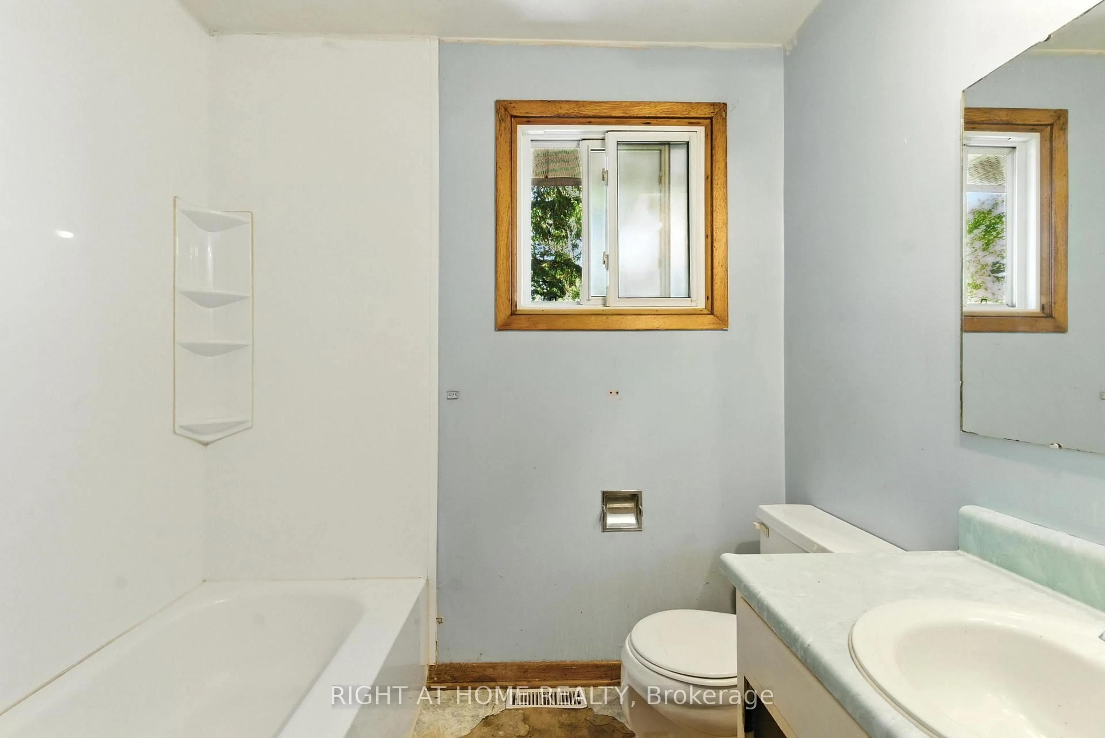 Standard bathroom, ceramic/tile floor for 4363 Meadowvale Dr, Niagara Falls Ontario L2E 5W8