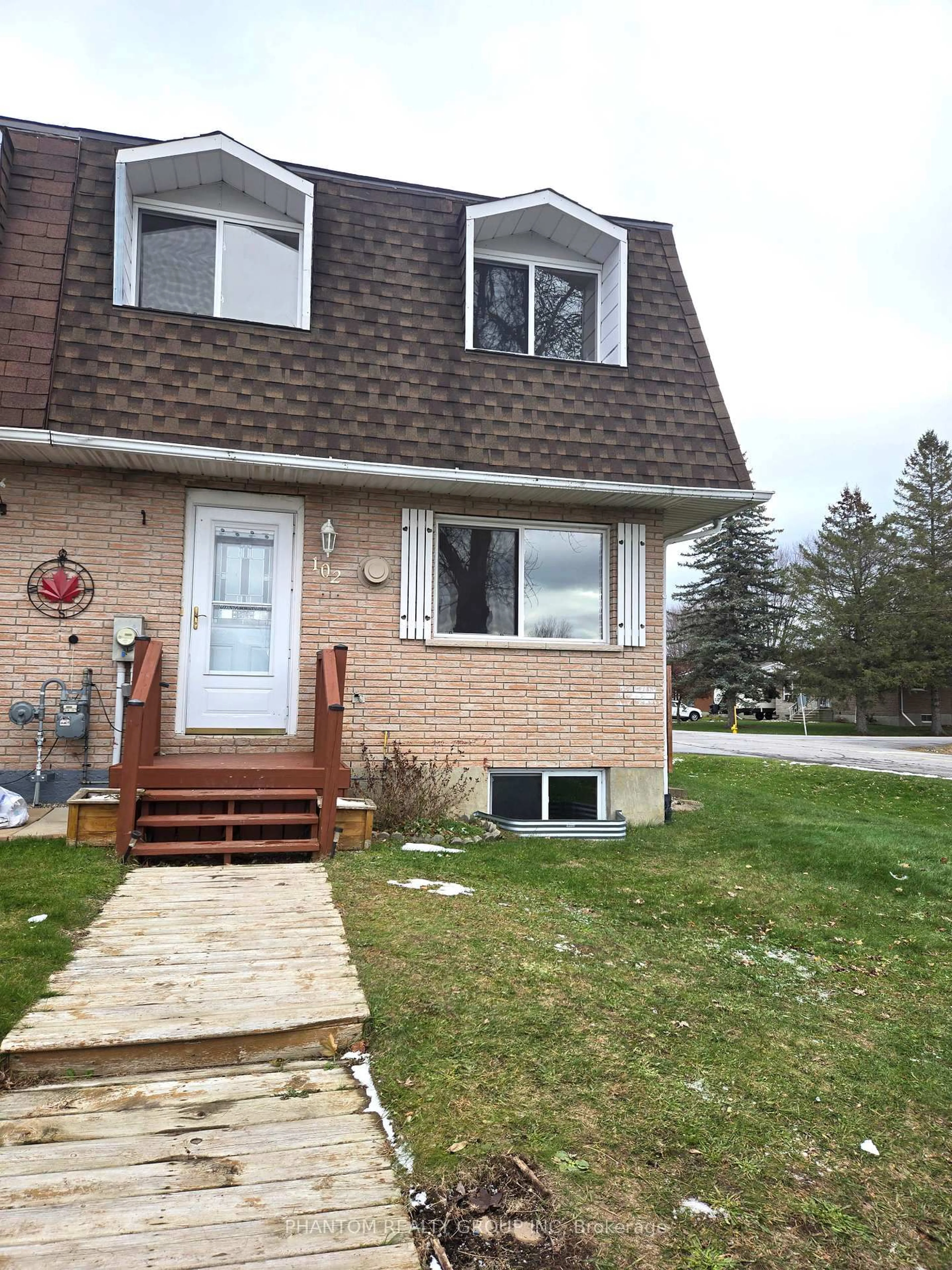 Home with vinyl exterior material, street for 102 Carraway Cres, South Dundas Ontario K0C 1X0