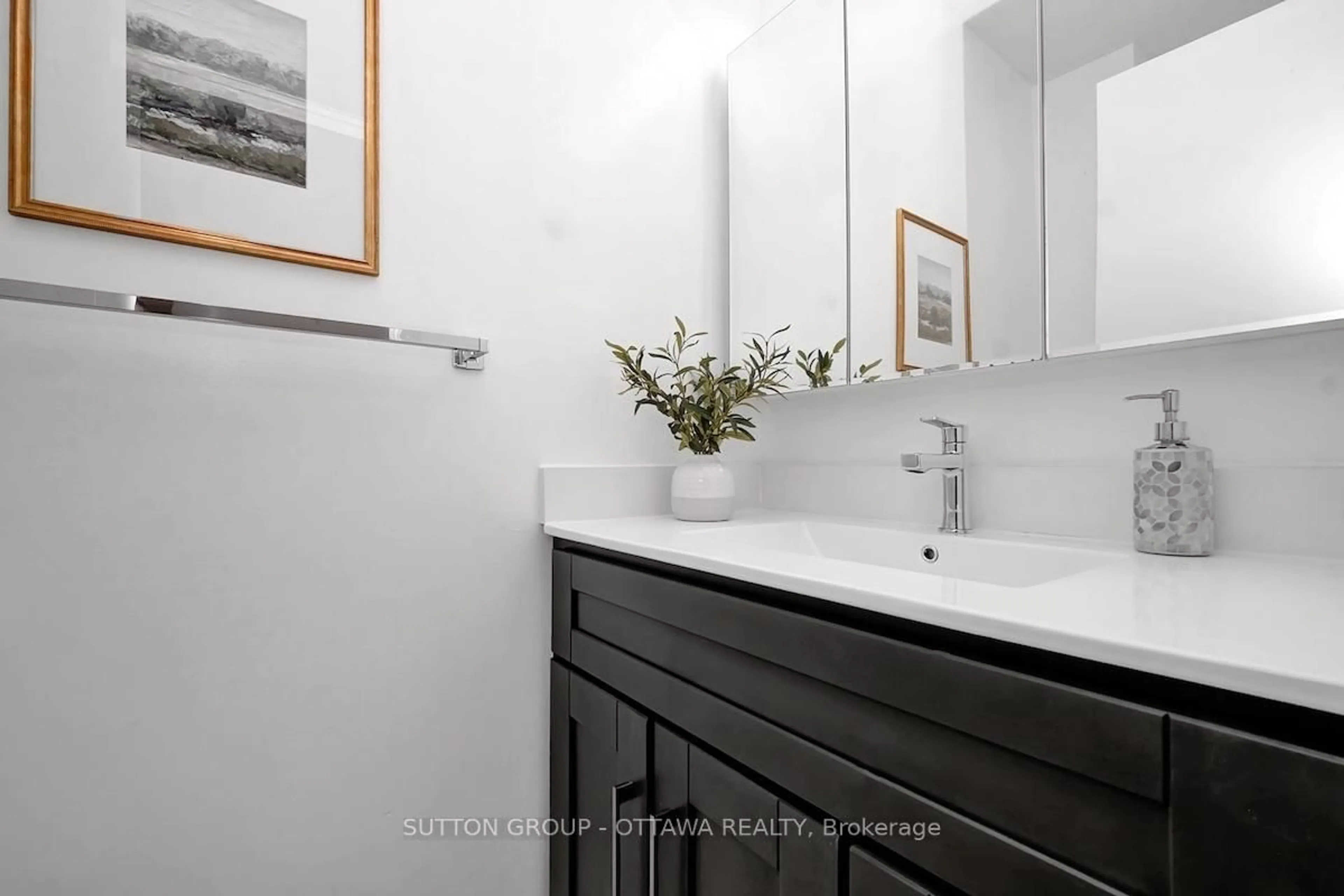 Standard bathroom, ceramic/tile floor for 1540 Bourcier Dr, Ottawa Ontario K1E 3J2