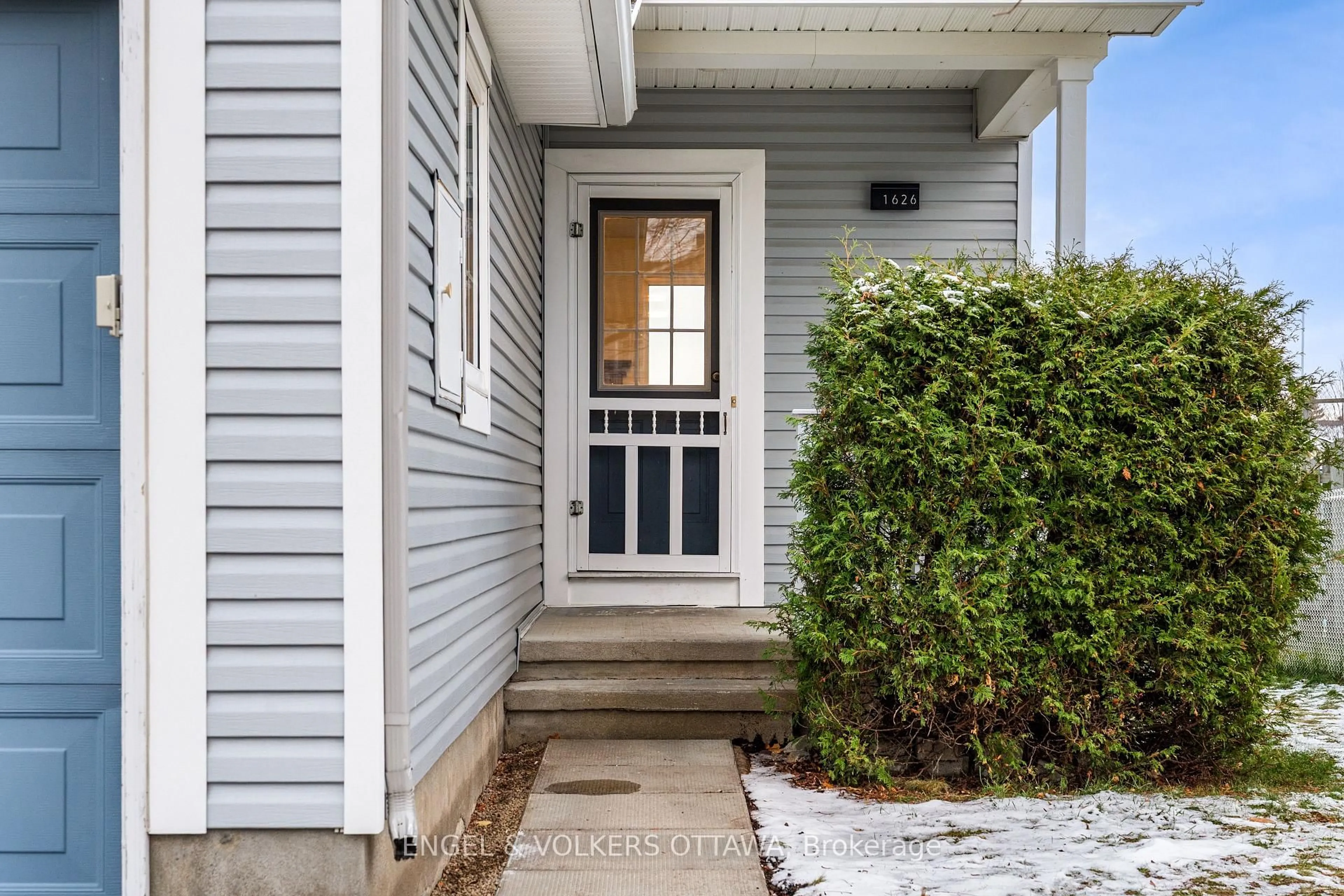 Indoor entryway for 1626 Trenholm Lane, Orleans Ontario K4A 4B6