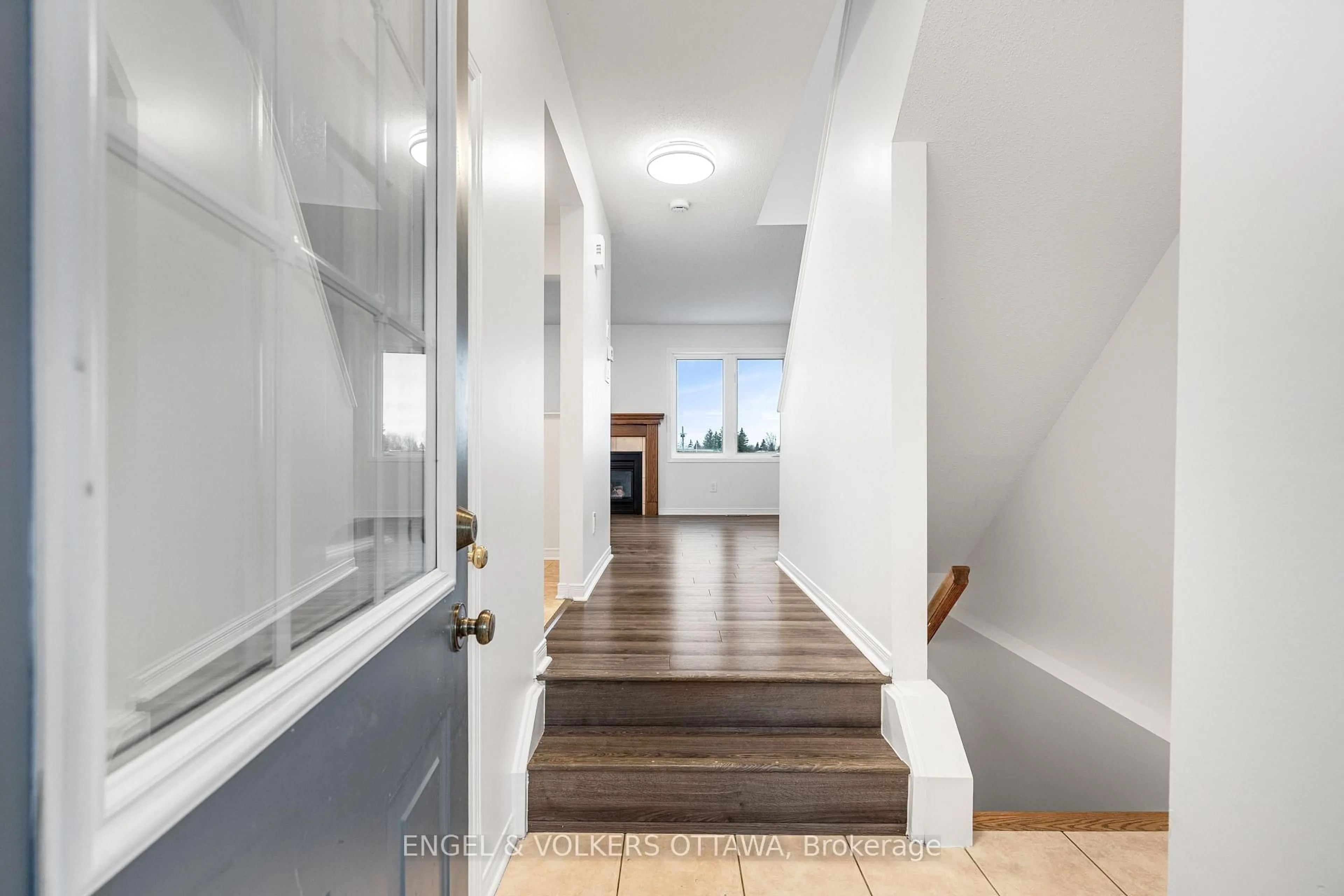 Indoor foyer for 1626 Trenholm Lane, Orleans Ontario K4A 4B6