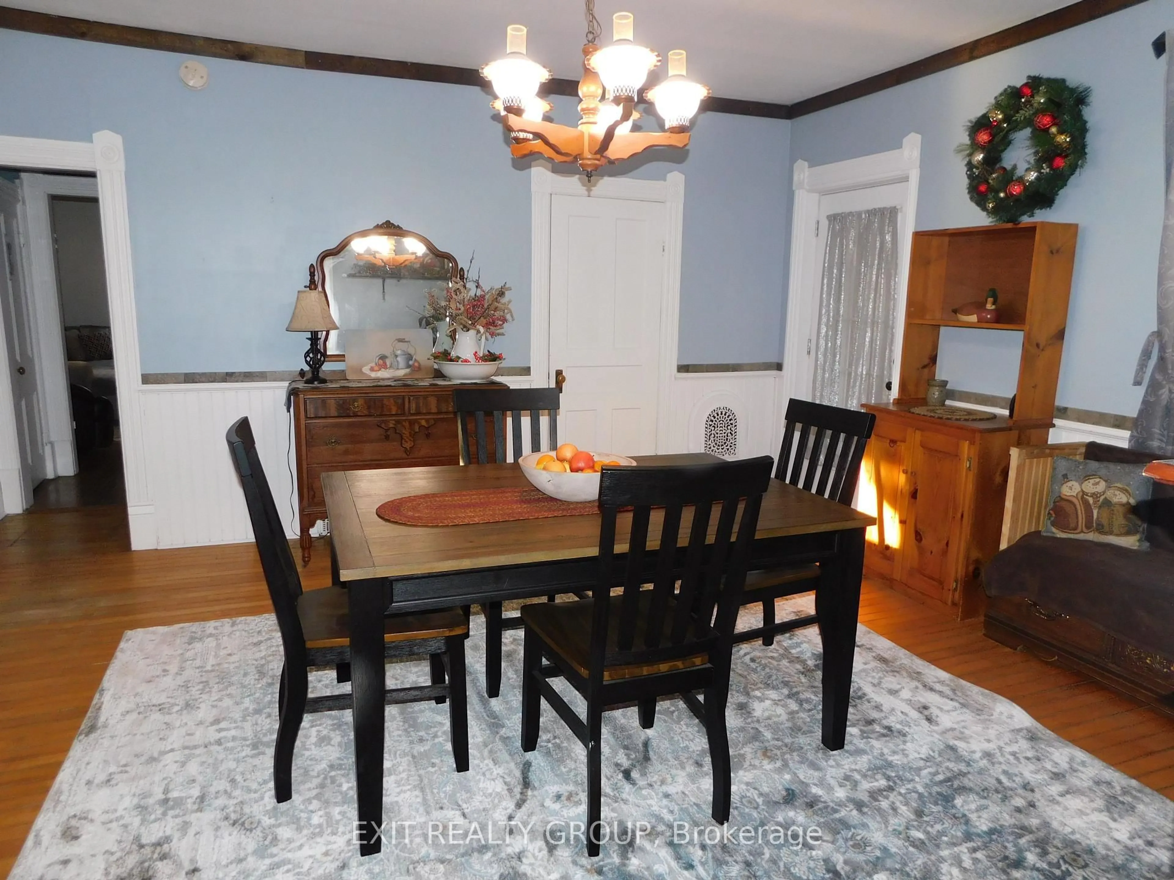 Dining room, wood/laminate floor for 138 Colborne St, Tweed Ontario K0K 3J0