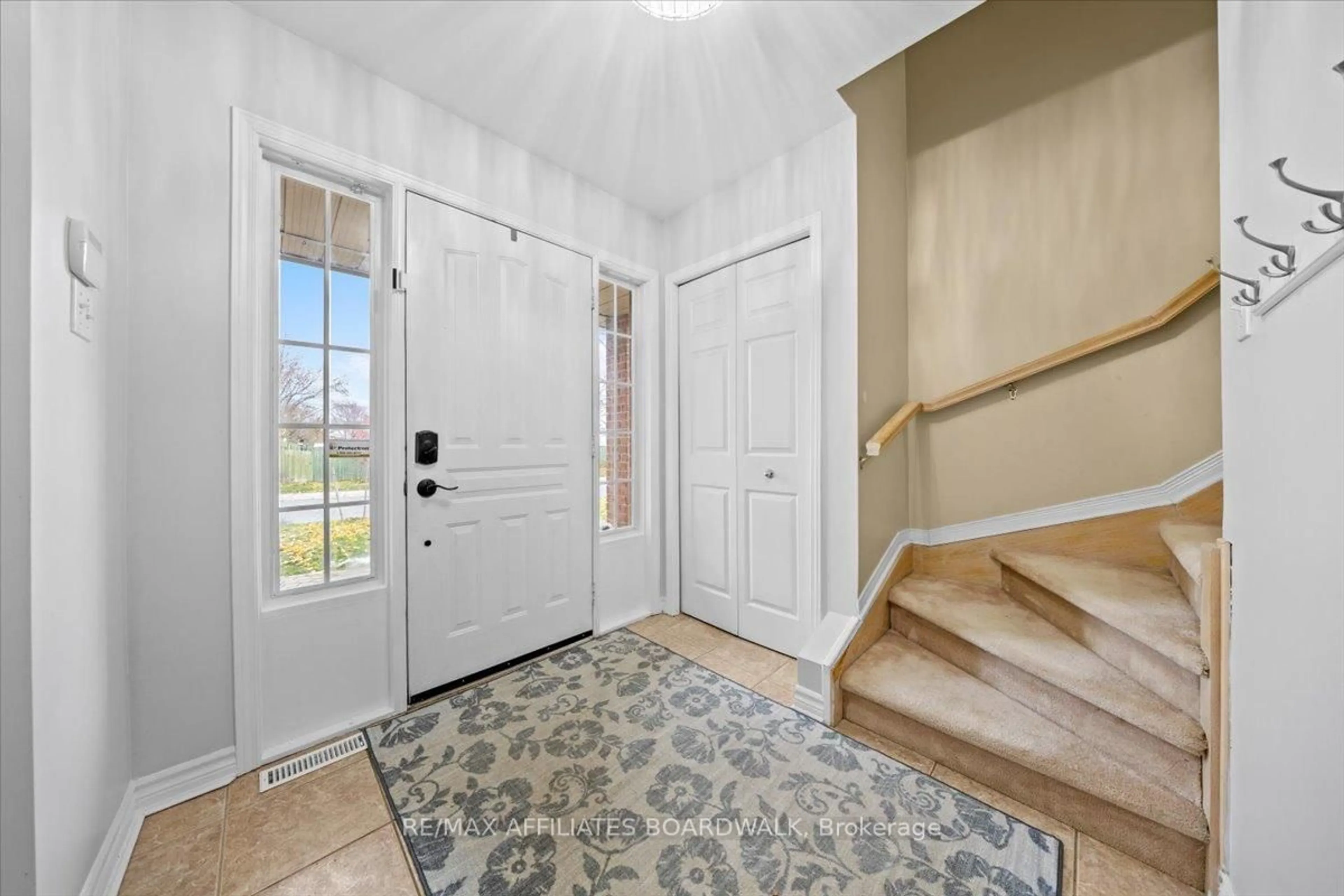 Indoor entryway for 34 Woodgate Way, Ottawa Ontario K2J 4C9