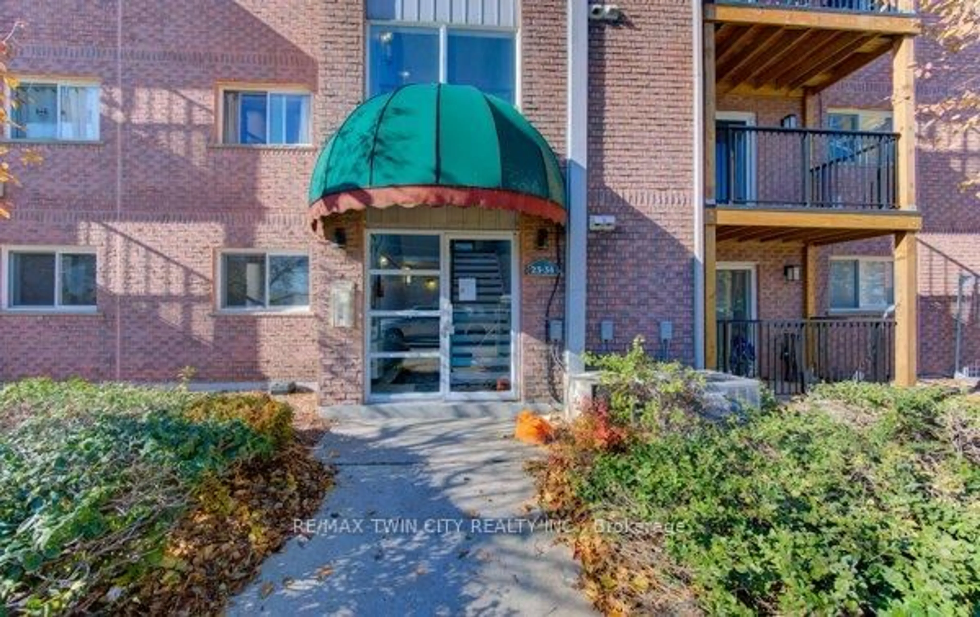 Indoor foyer for 3085 Kingsway Dr #27, Kitchener Ontario N2C 2P1