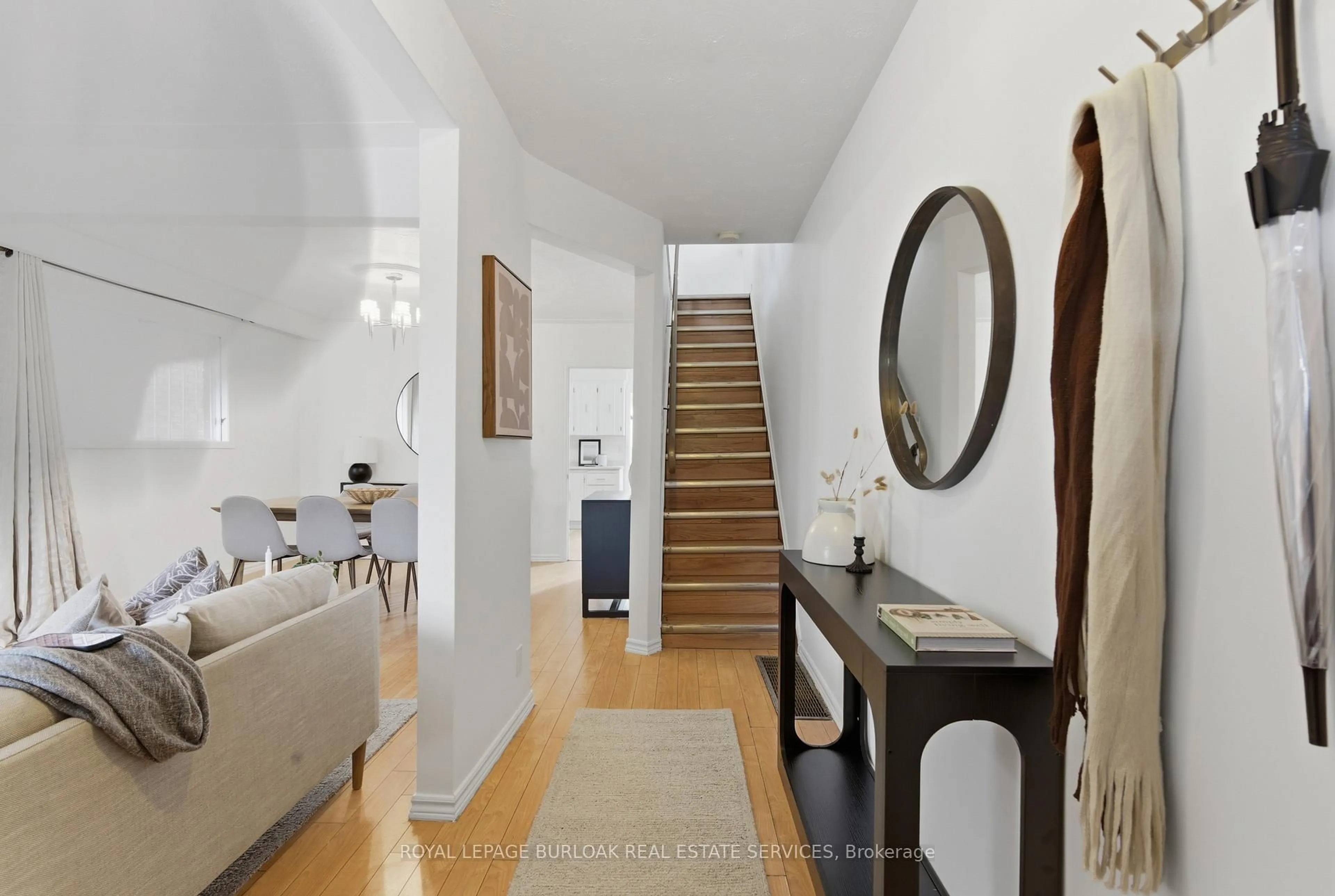 Indoor foyer for 70 Rosemont Ave, Hamilton Ontario L8L 2M5