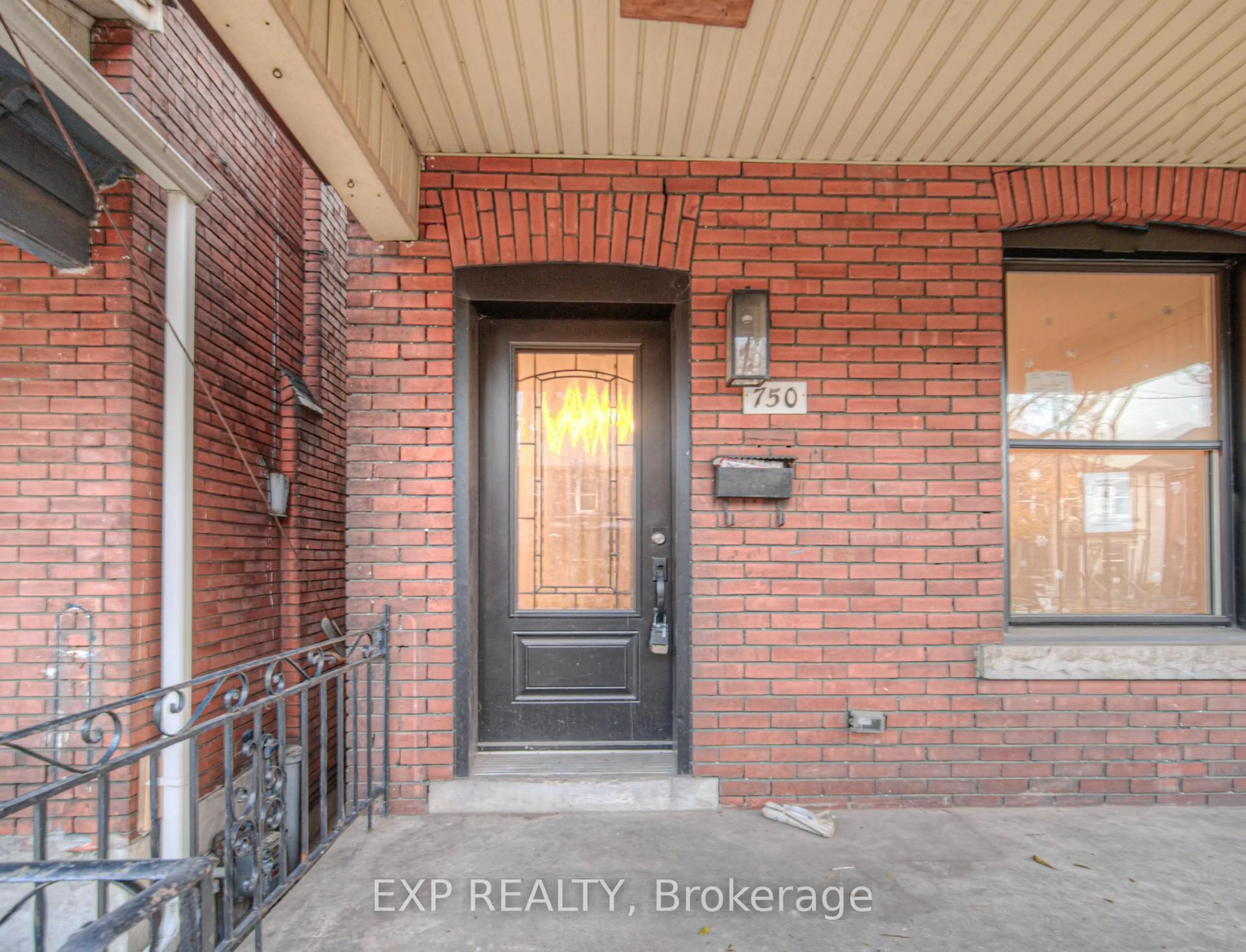 Indoor entryway for 750 Cannon St, Hamilton Ontario L8L 2G9