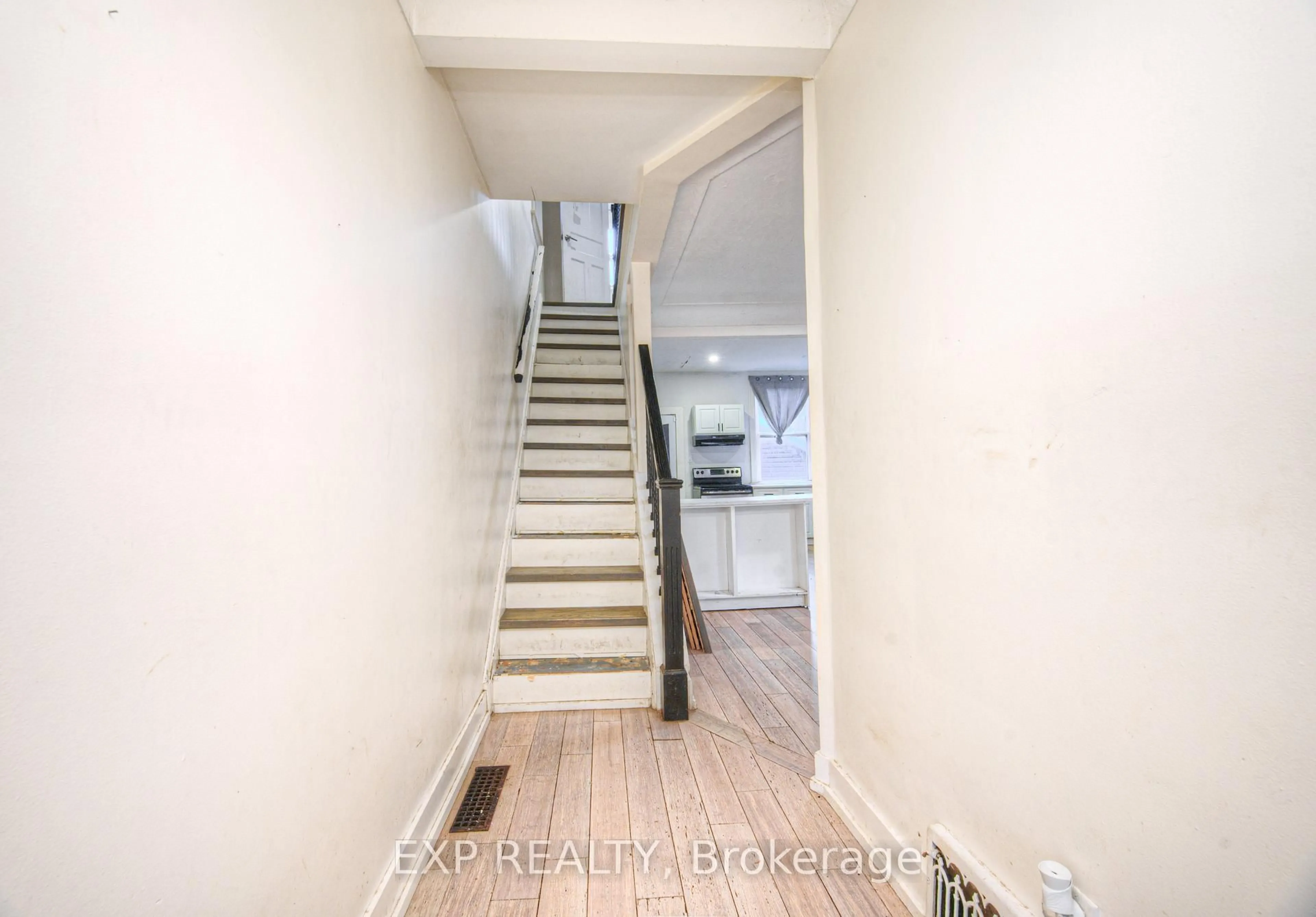 Stairs for 750 Cannon St, Hamilton Ontario L8L 2G9