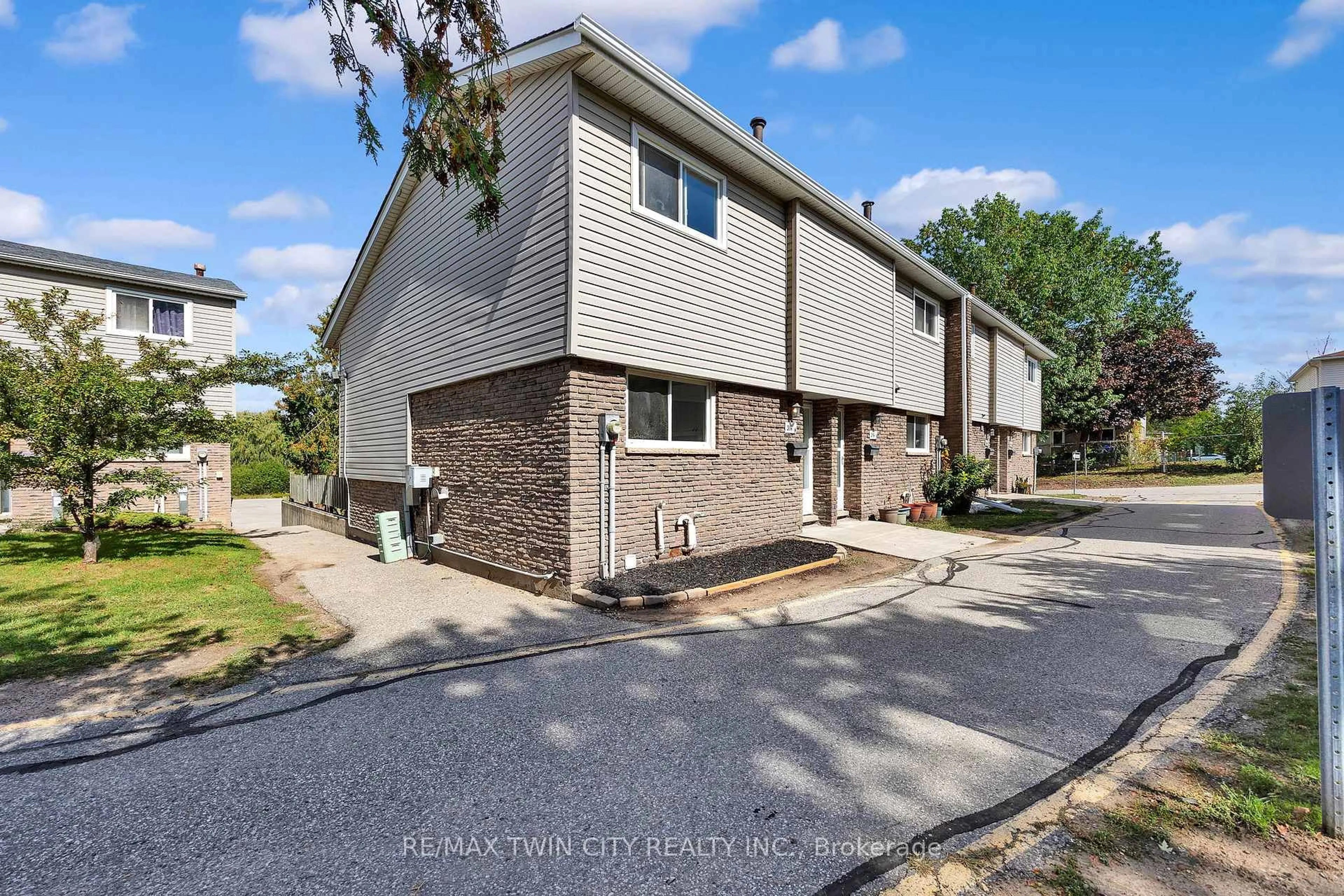 A pic from outside/outdoor area/front of a property/back of a property/a pic from drone, unknown for 314 Bluevale St #A, Waterloo Ontario N2J 4G3