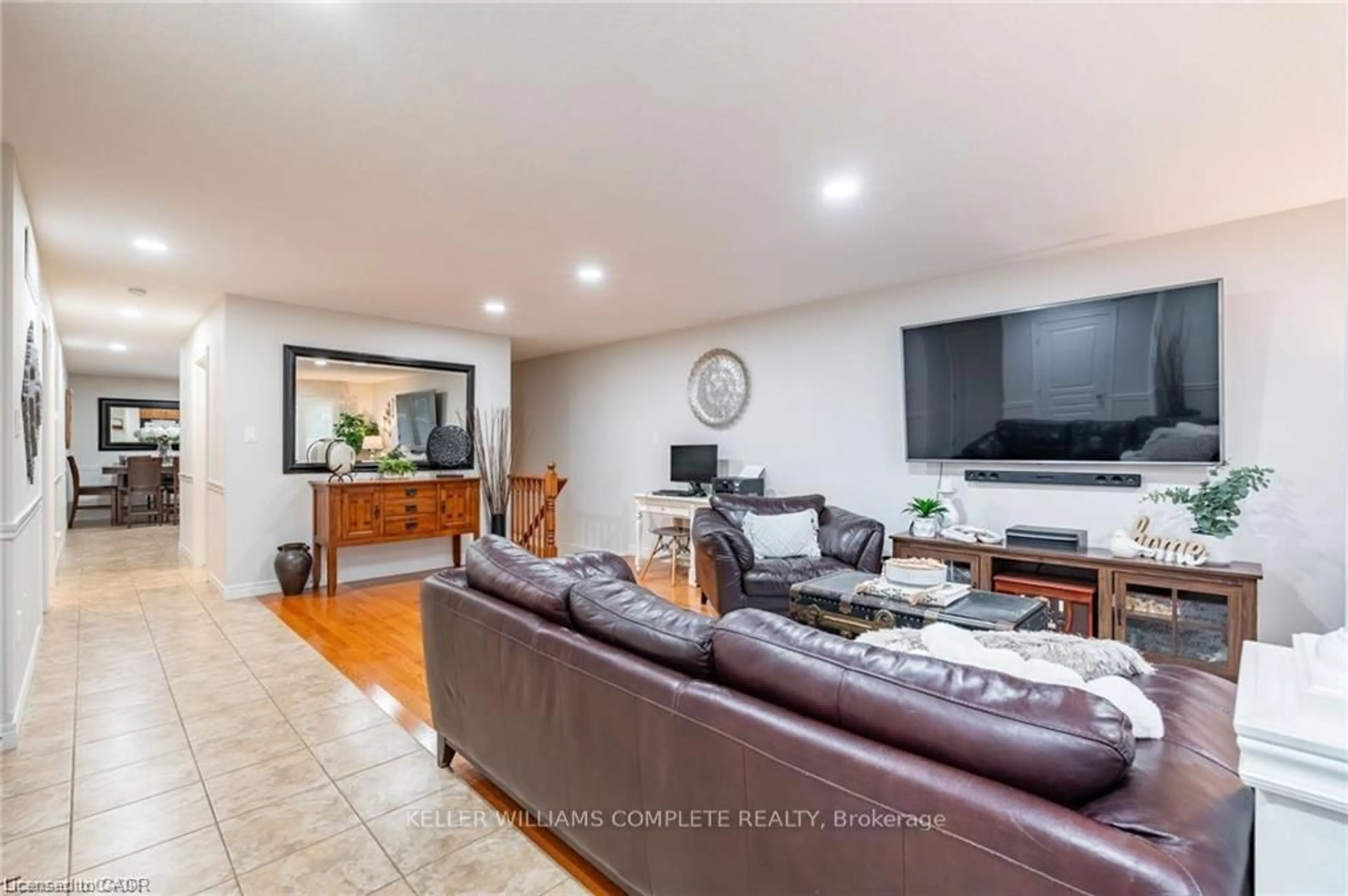 Living room with furniture, unknown for 144 Sumner Cres, Grimsby Ontario L3M 0B4