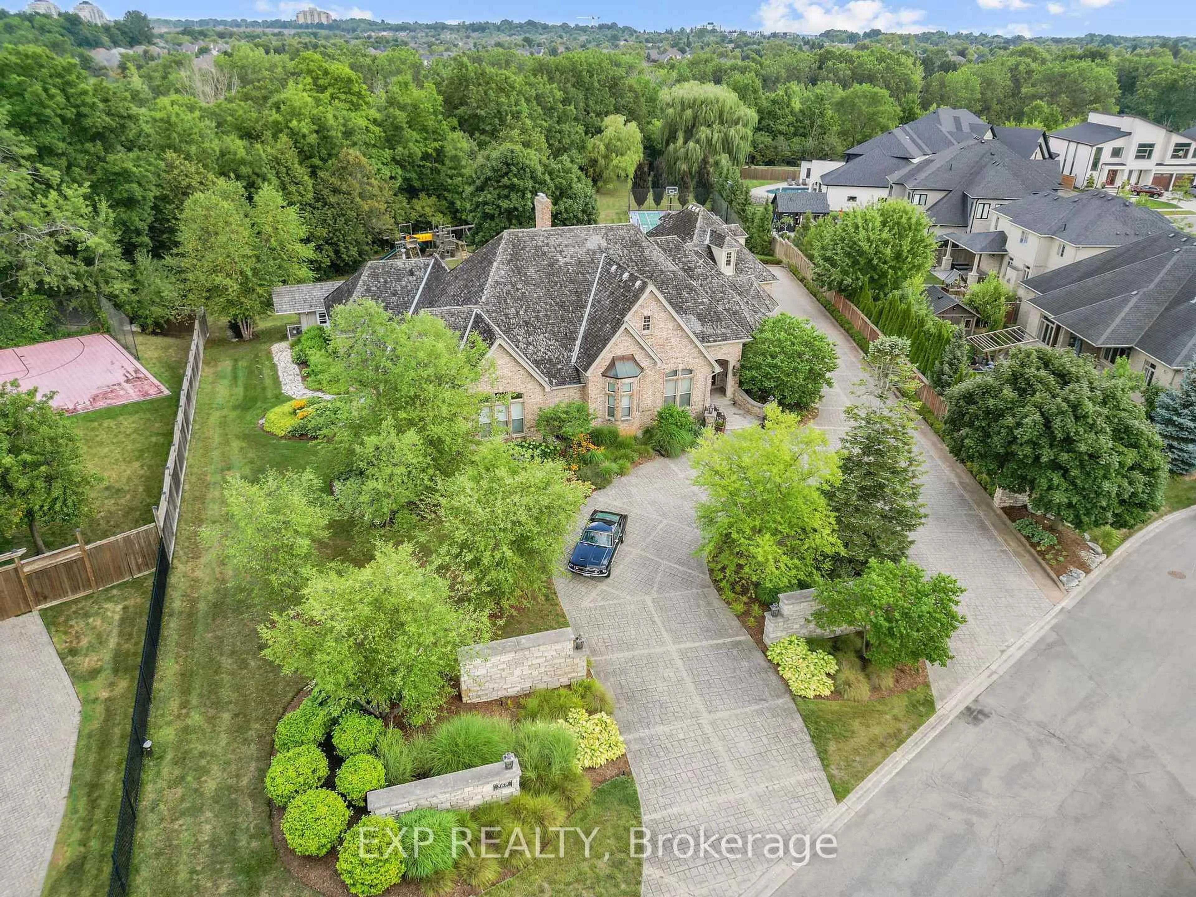 A pic from outside/outdoor area/front of a property/back of a property/a pic from drone, street for 569 Franklinway Gate, London North Ontario N6G 5C8
