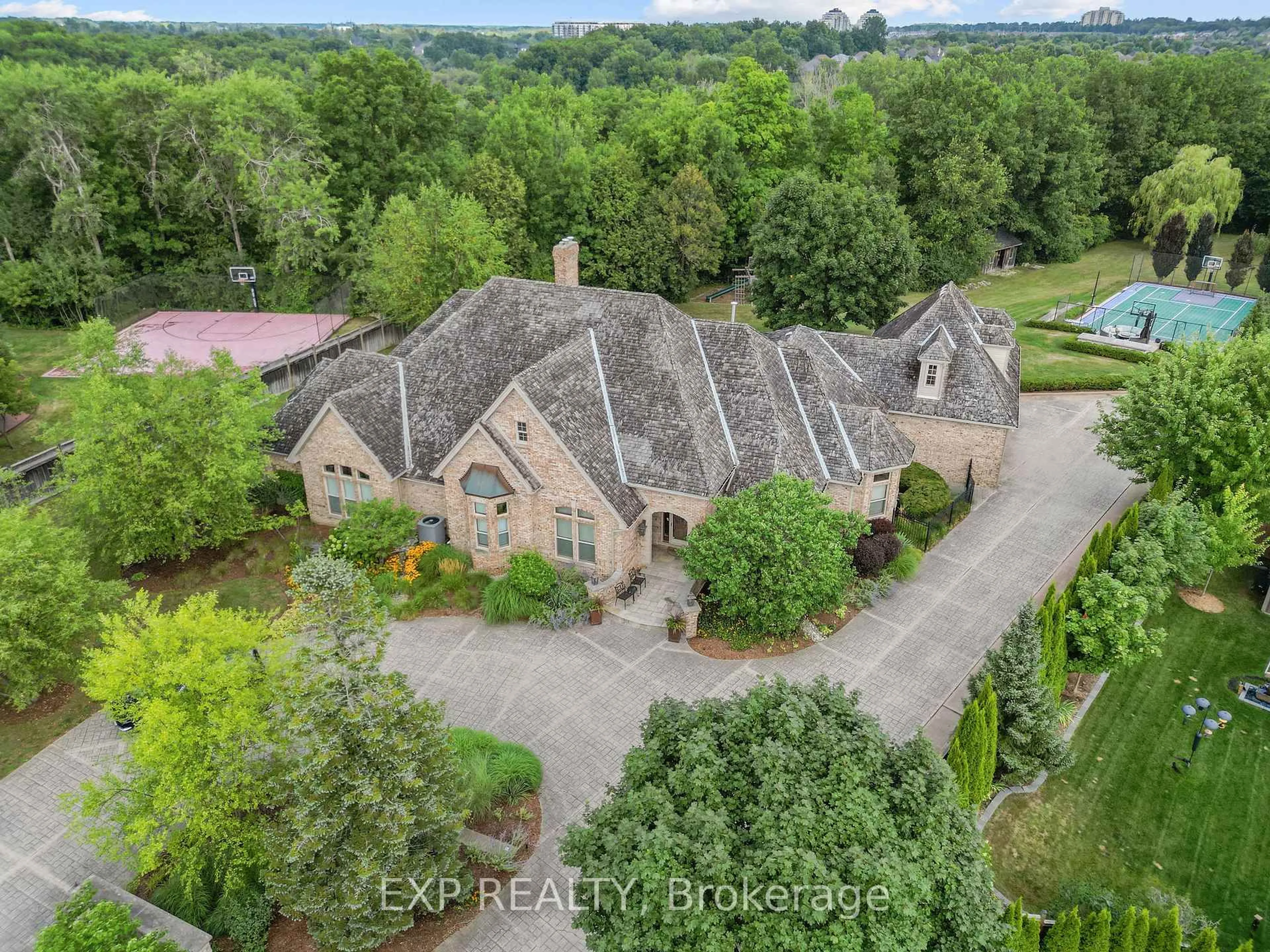 A pic from outside/outdoor area/front of a property/back of a property/a pic from drone, unknown for 569 Franklinway Gate, London North Ontario N6G 5C8
