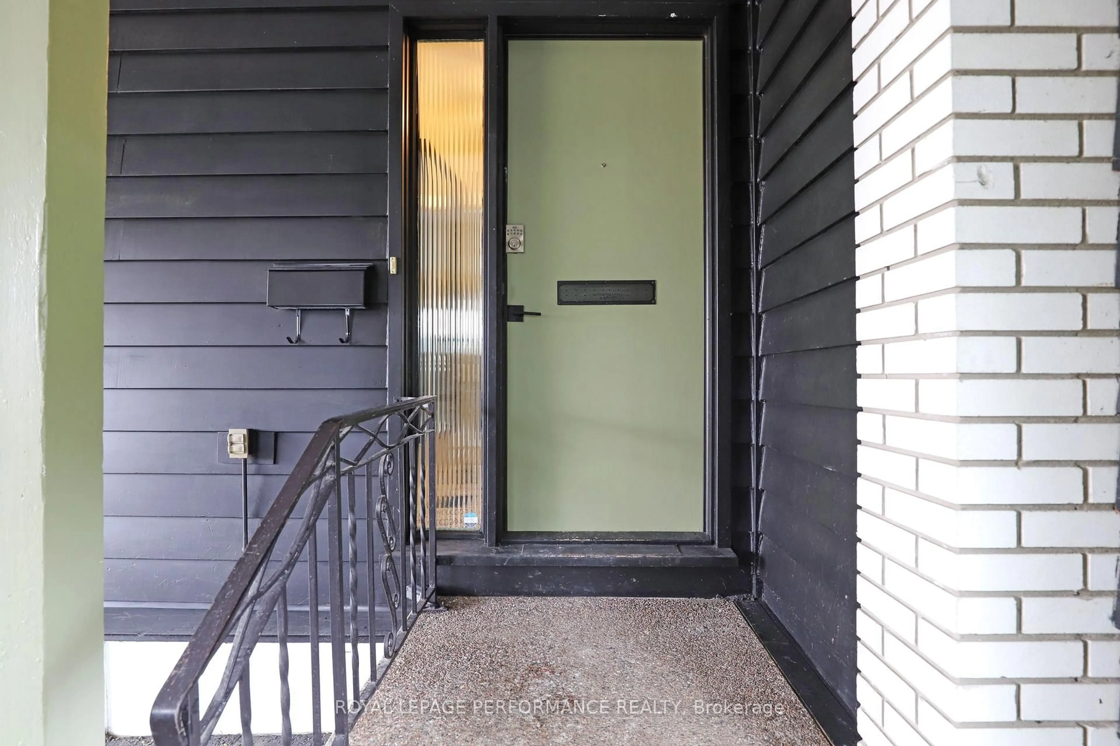 Indoor entryway for 2320 Nerta St, Ottawa Ontario K1G 1E5