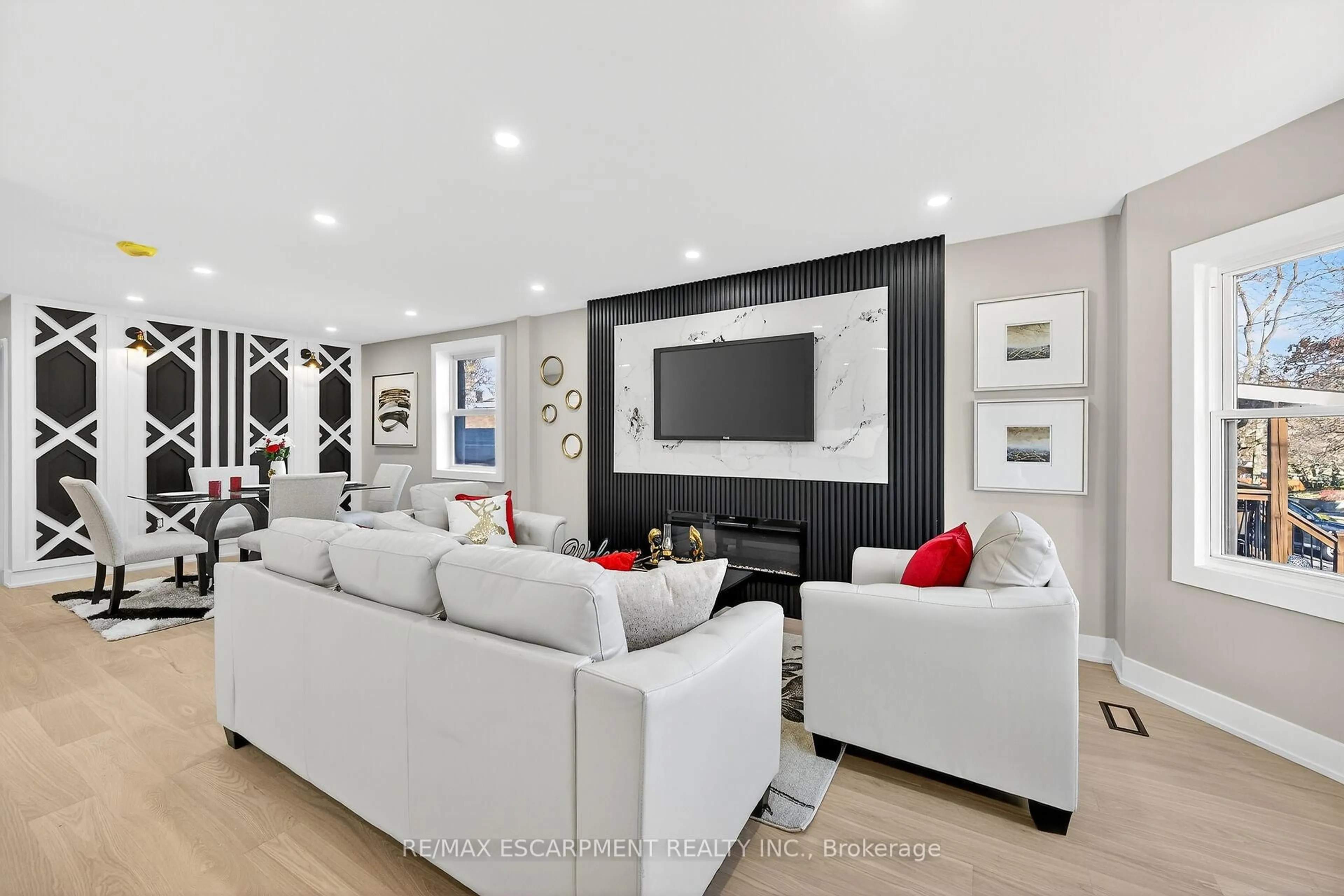 Living room with furniture, unknown for 26 Martin Rd, Hamilton Ontario L8K 3N1