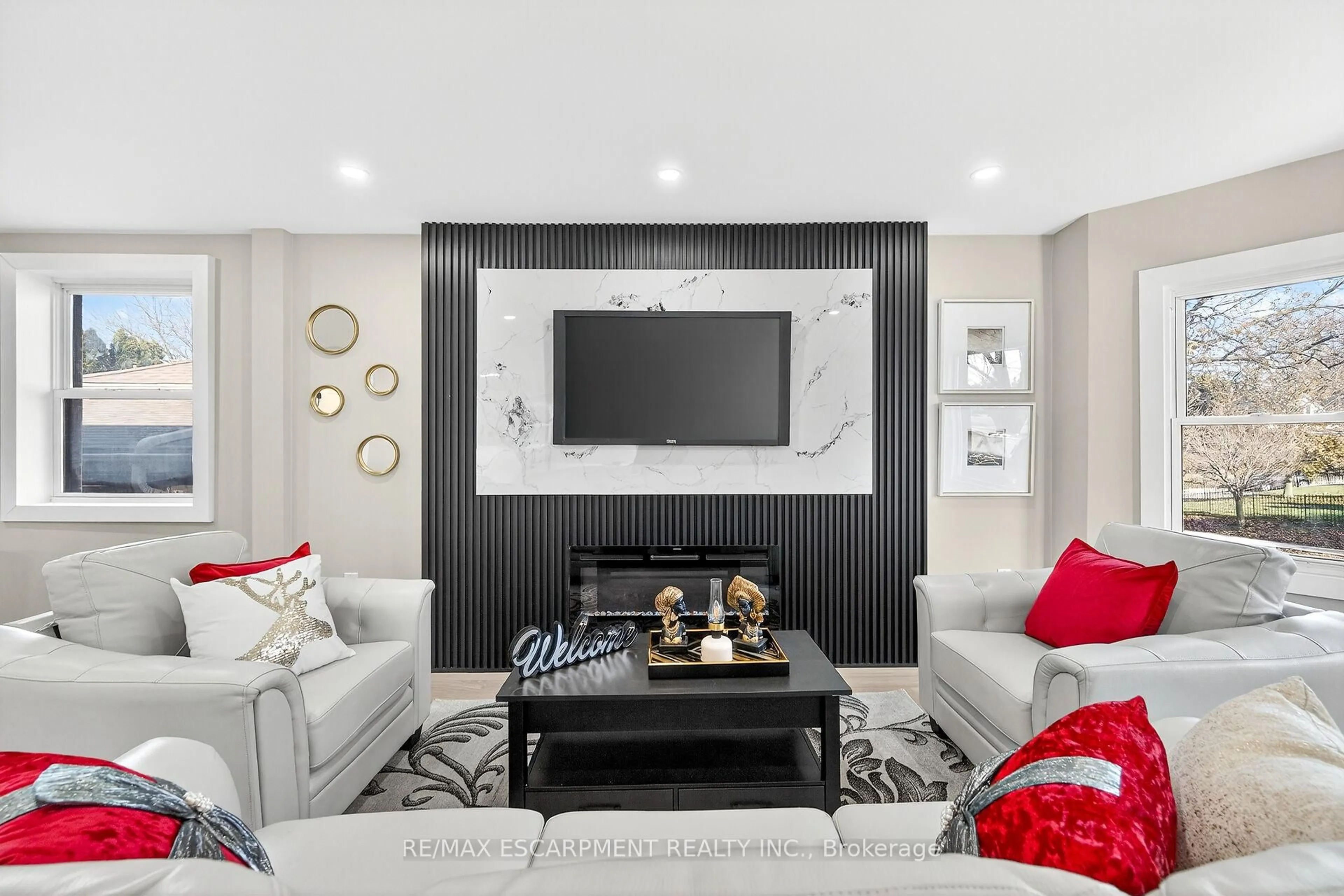 Home theater for 26 Martin Rd, Hamilton Ontario L8K 3N1