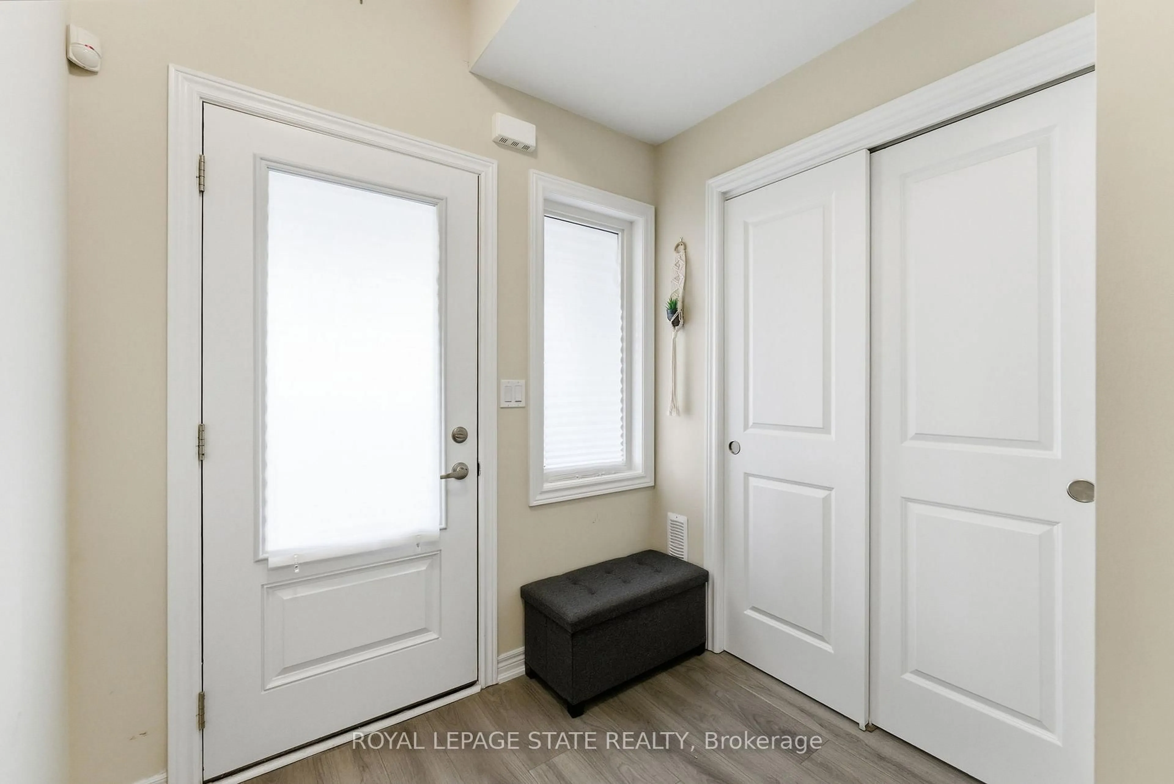 Indoor entryway for 40 Zinfandel Dr #38, Hamilton Ontario L8E 0L1