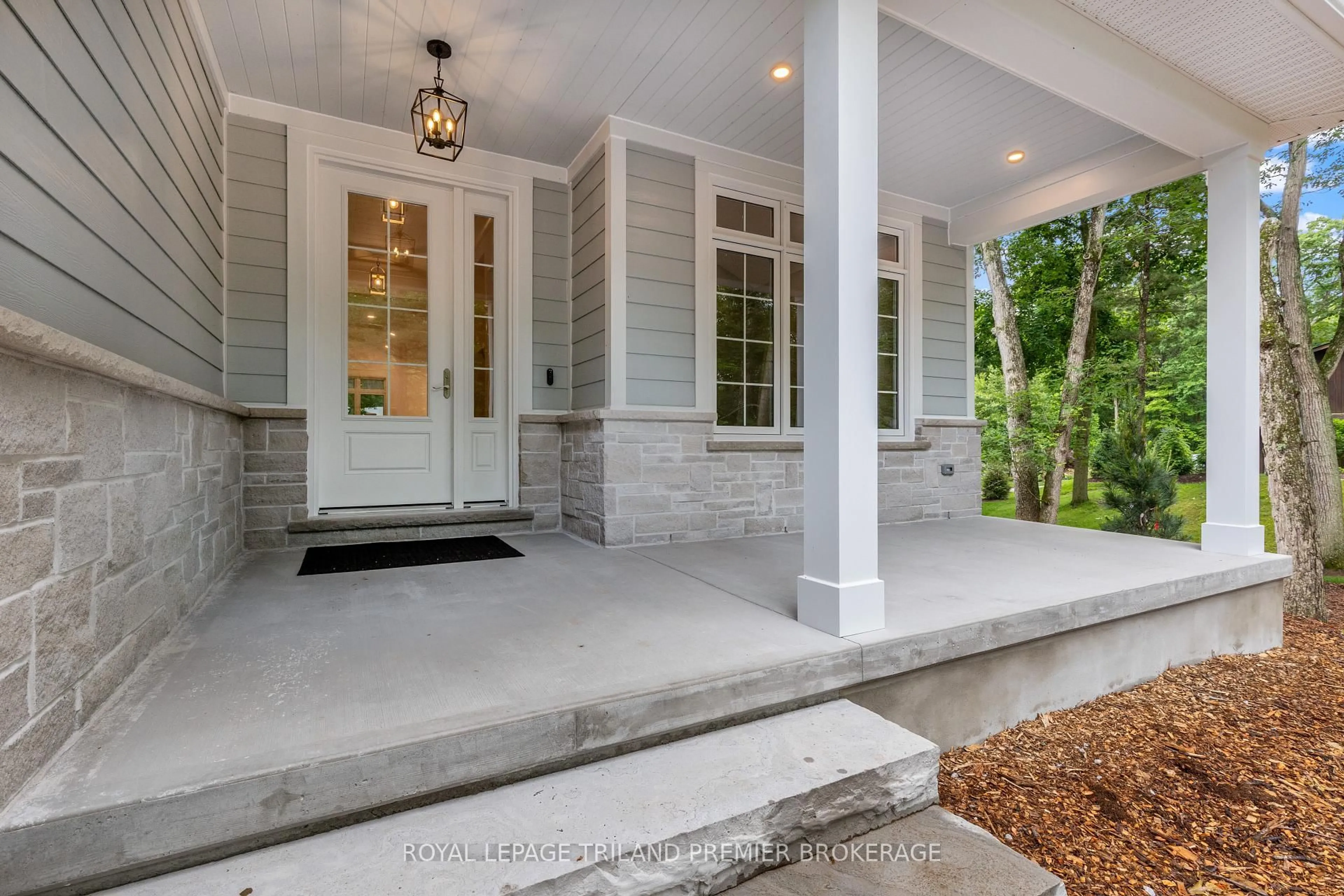 Indoor entryway for 9940 Ontario St, Lambton Shores Ontario N0M 2L0