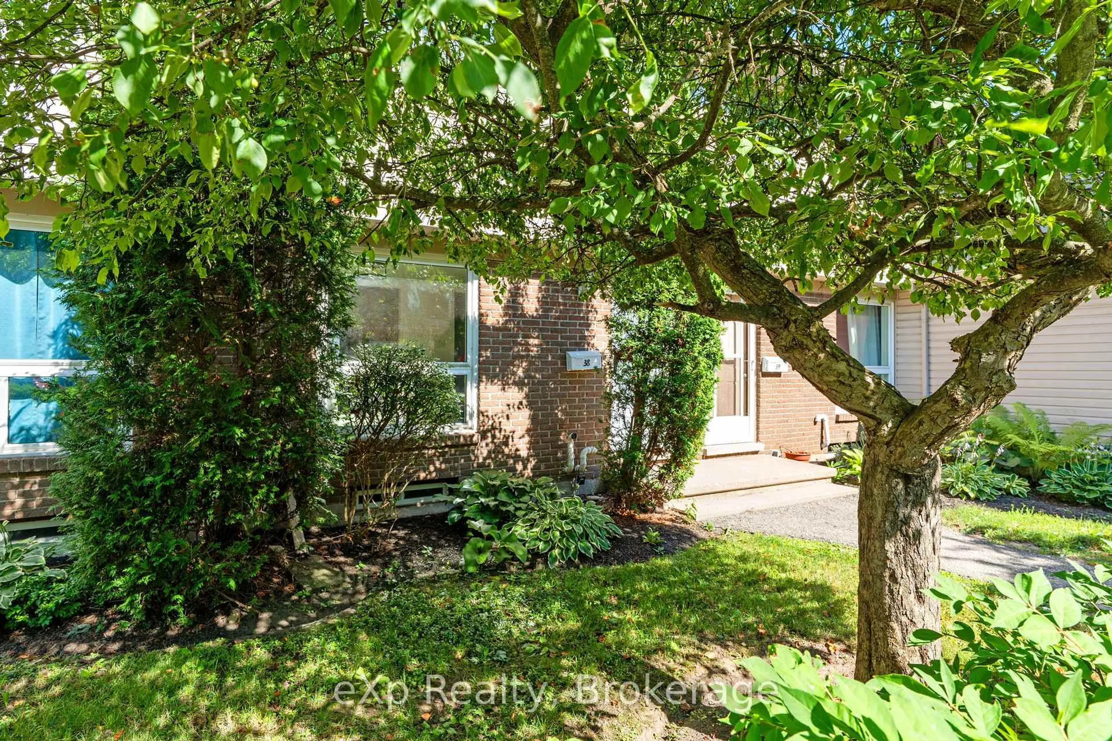 A pic from outside/outdoor area/front of a property/back of a property/a pic from drone, unknown for 88 Avonwood Dr #38, Stratford Ontario N4Z 1B3