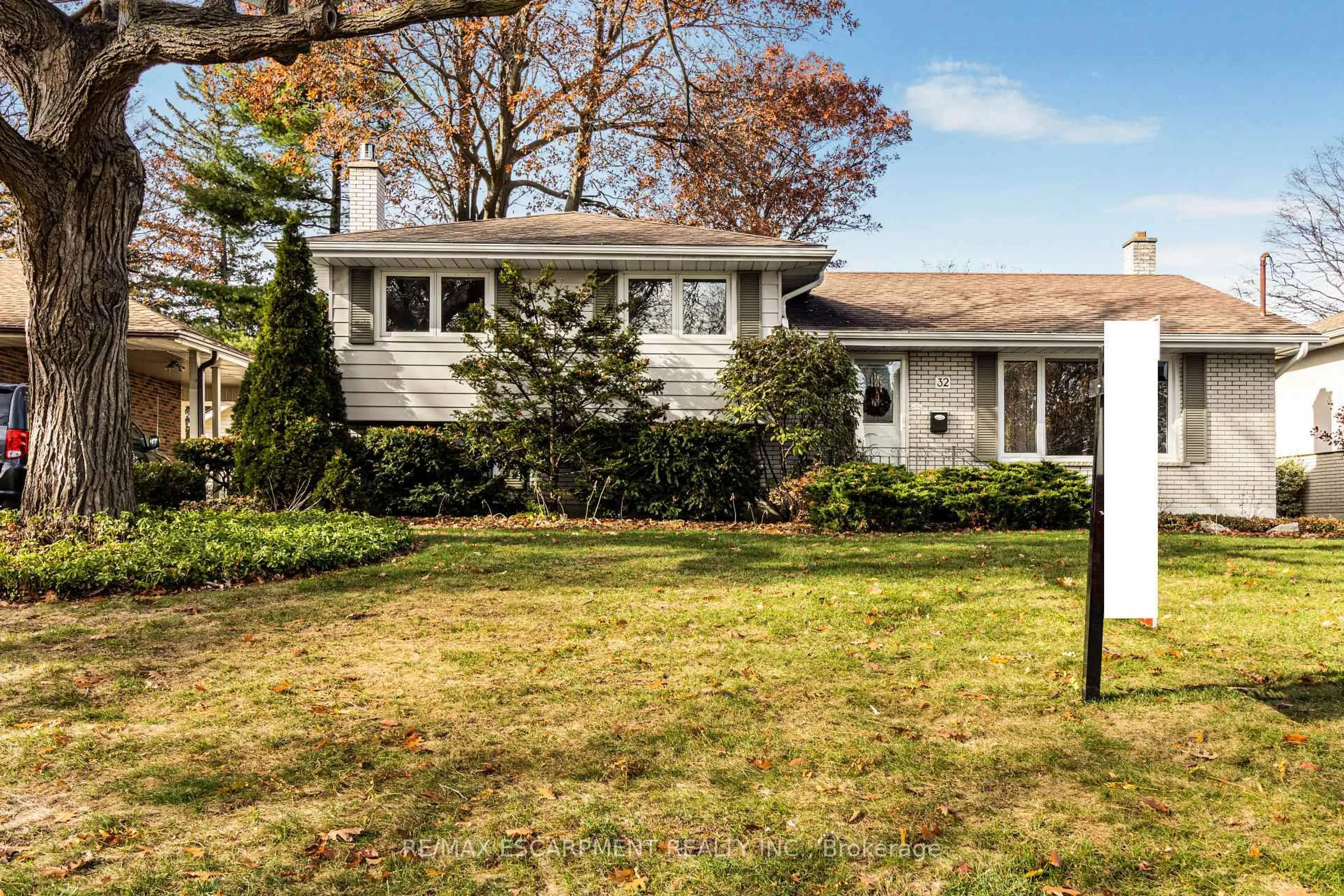 Home with vinyl exterior material, street for 32 Pusey Blvd, Brantford Ontario N3R 2S2