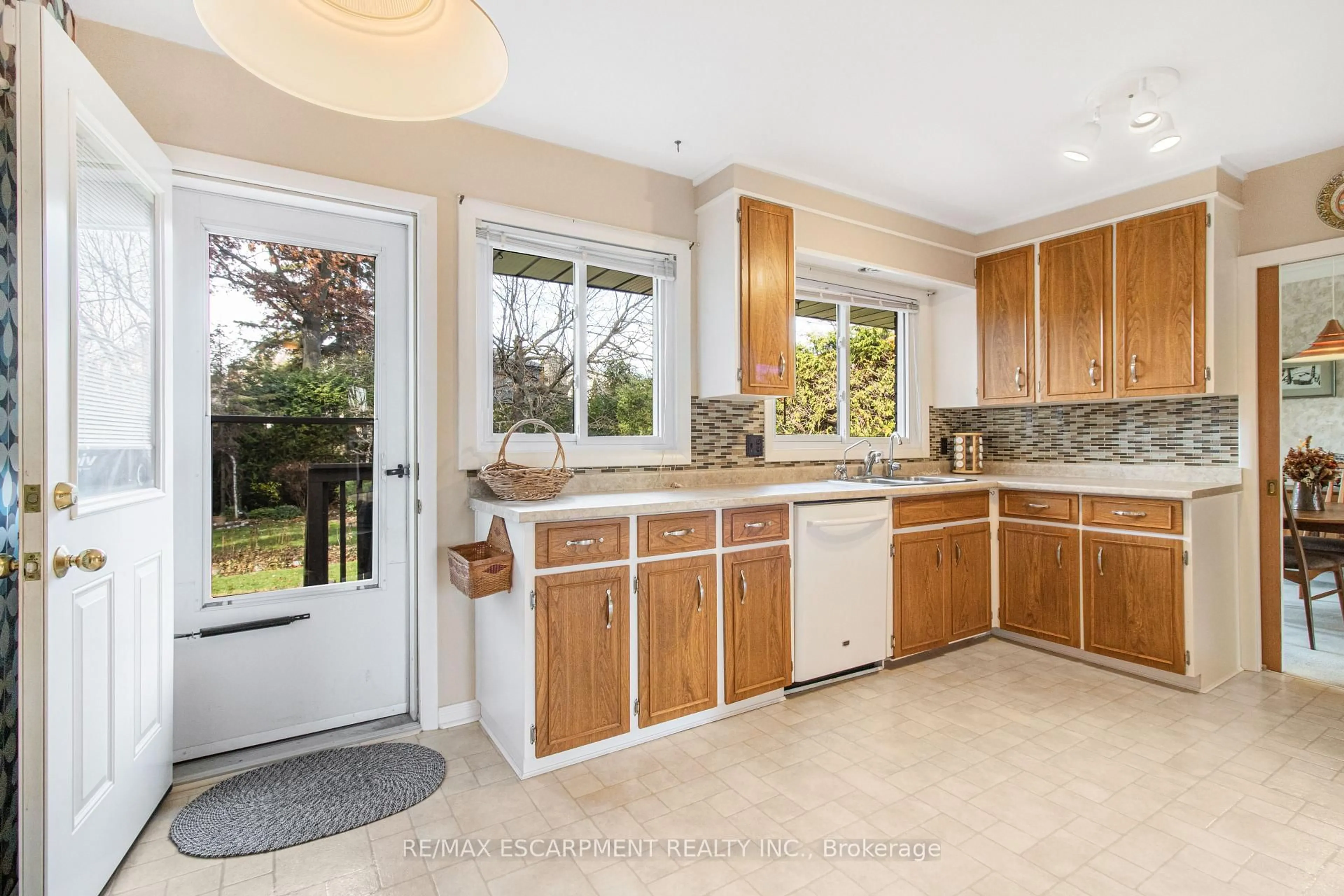 Open concept kitchen, ceramic/tile floor for 32 Pusey Blvd, Brantford Ontario N3R 2S2