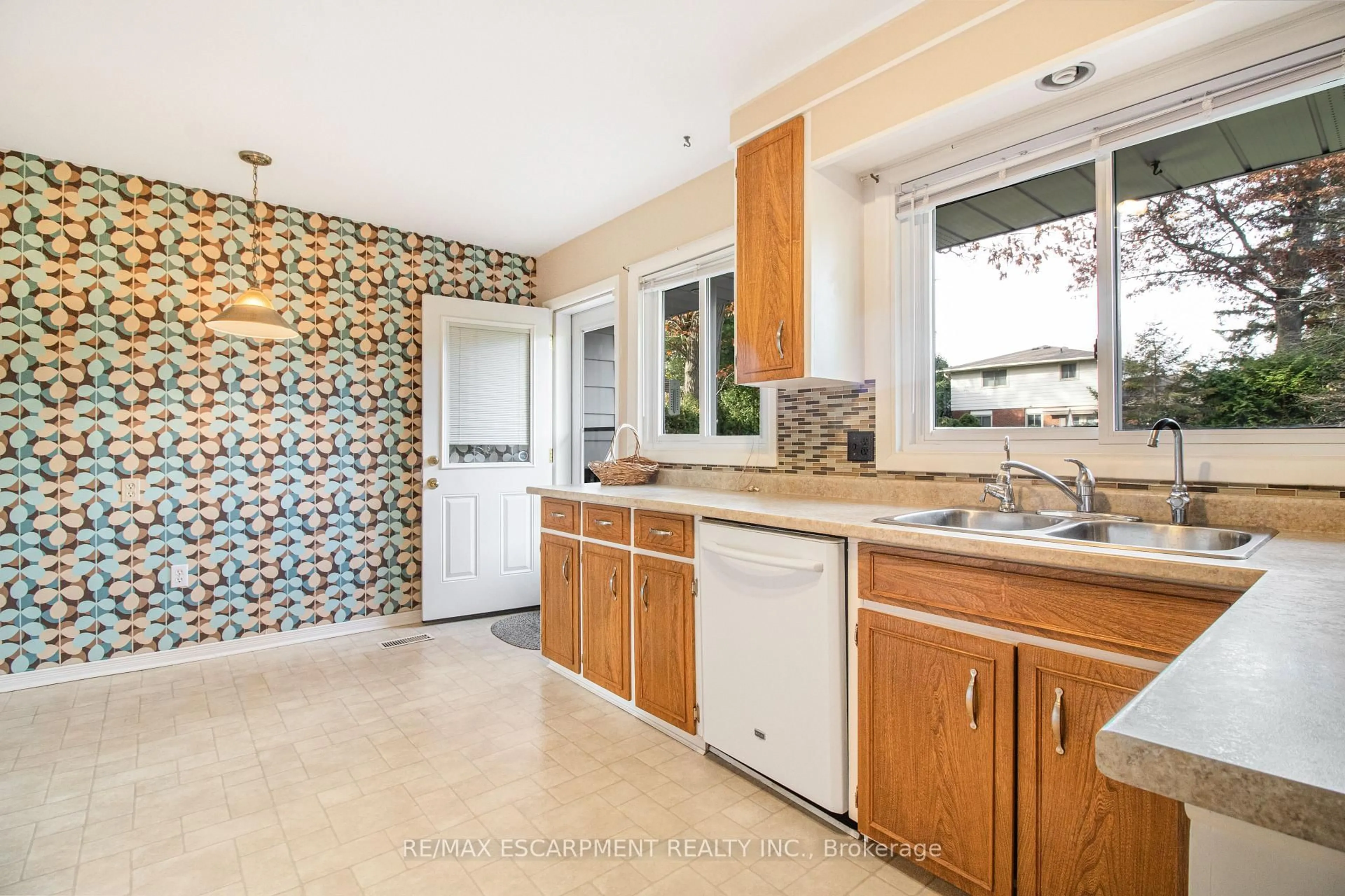 Standard kitchen, ceramic/tile floor for 32 Pusey Blvd, Brantford Ontario N3R 2S2