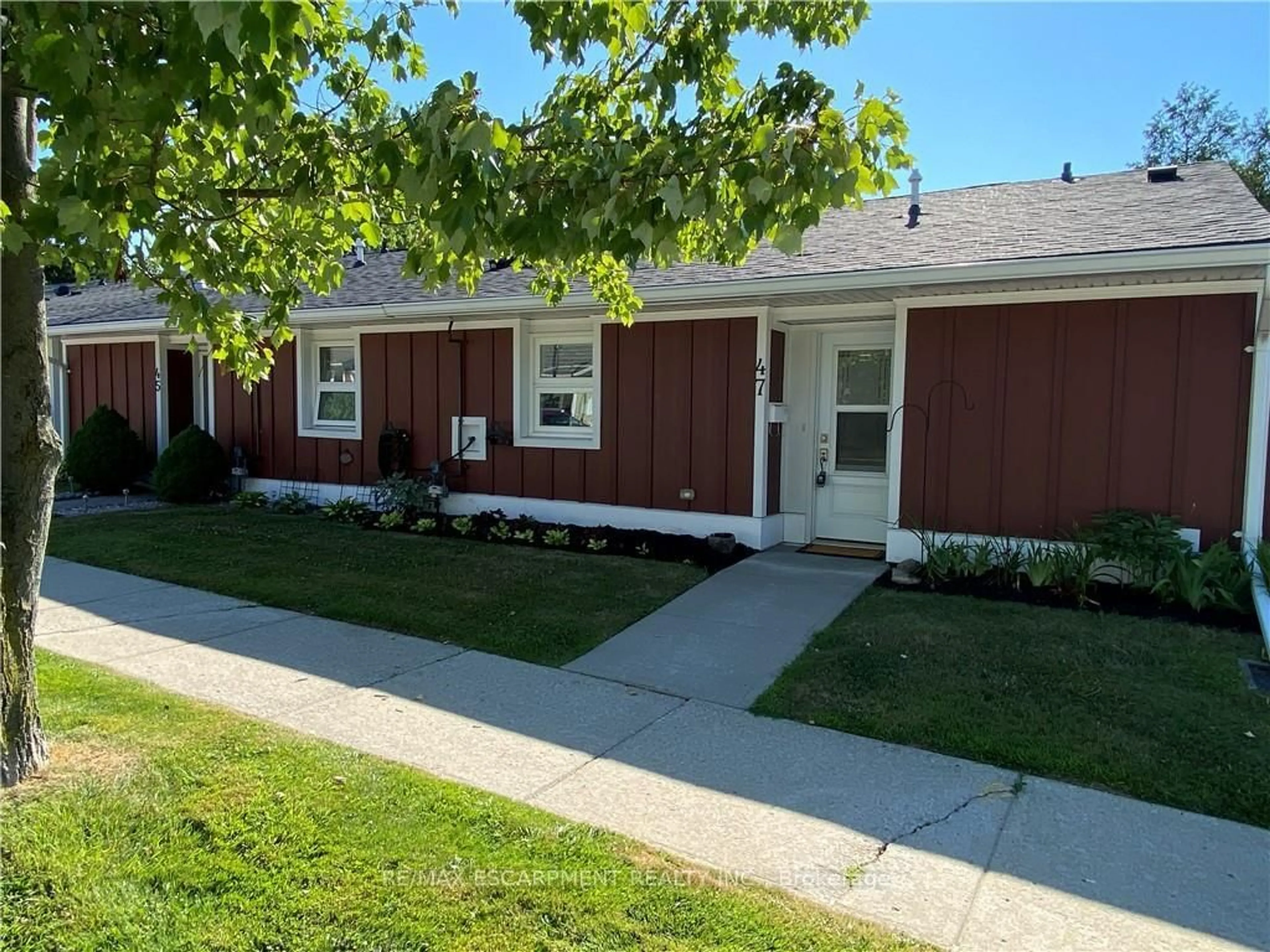 Home with vinyl exterior material, street for 47 SZOLLOSY Circ, Hamilton Ontario L9B 1T8