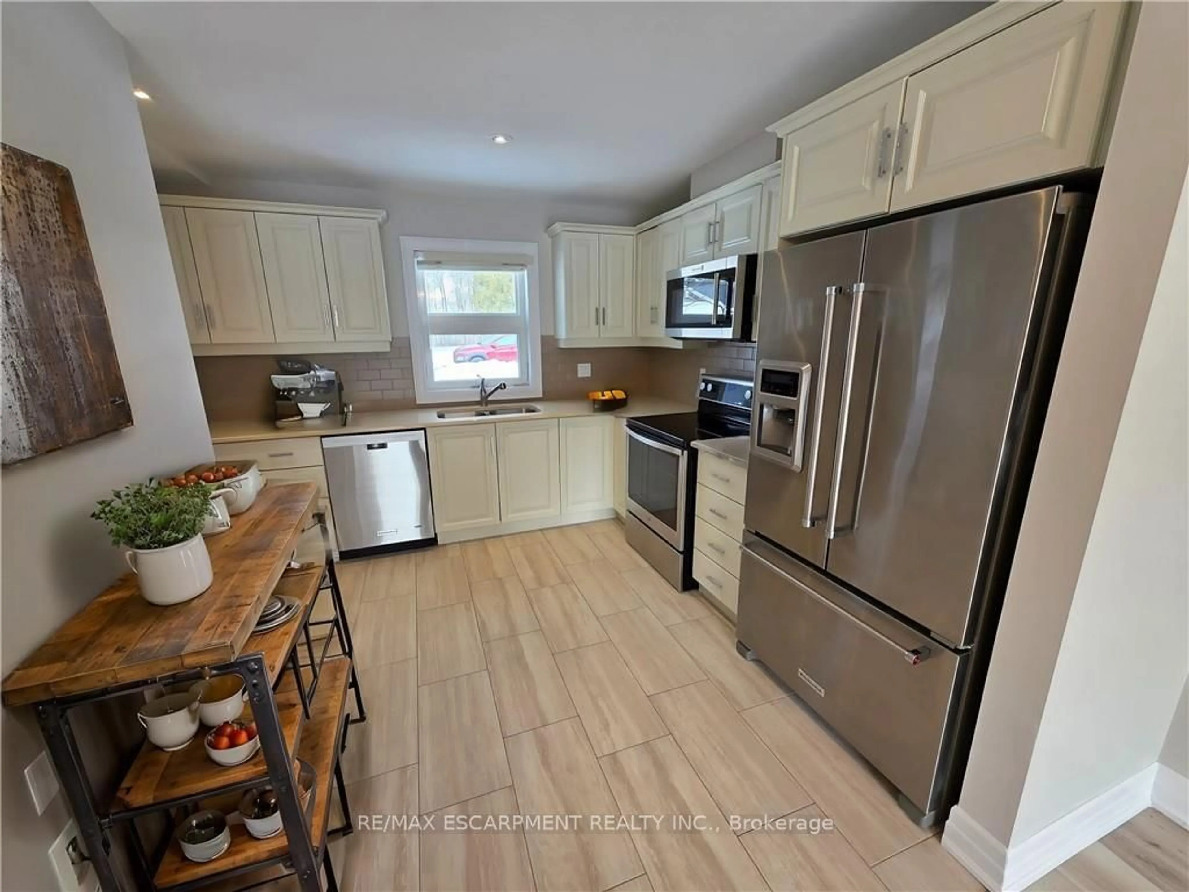 Standard kitchen, unknown for 47 SZOLLOSY Circ, Hamilton Ontario L9B 1T8