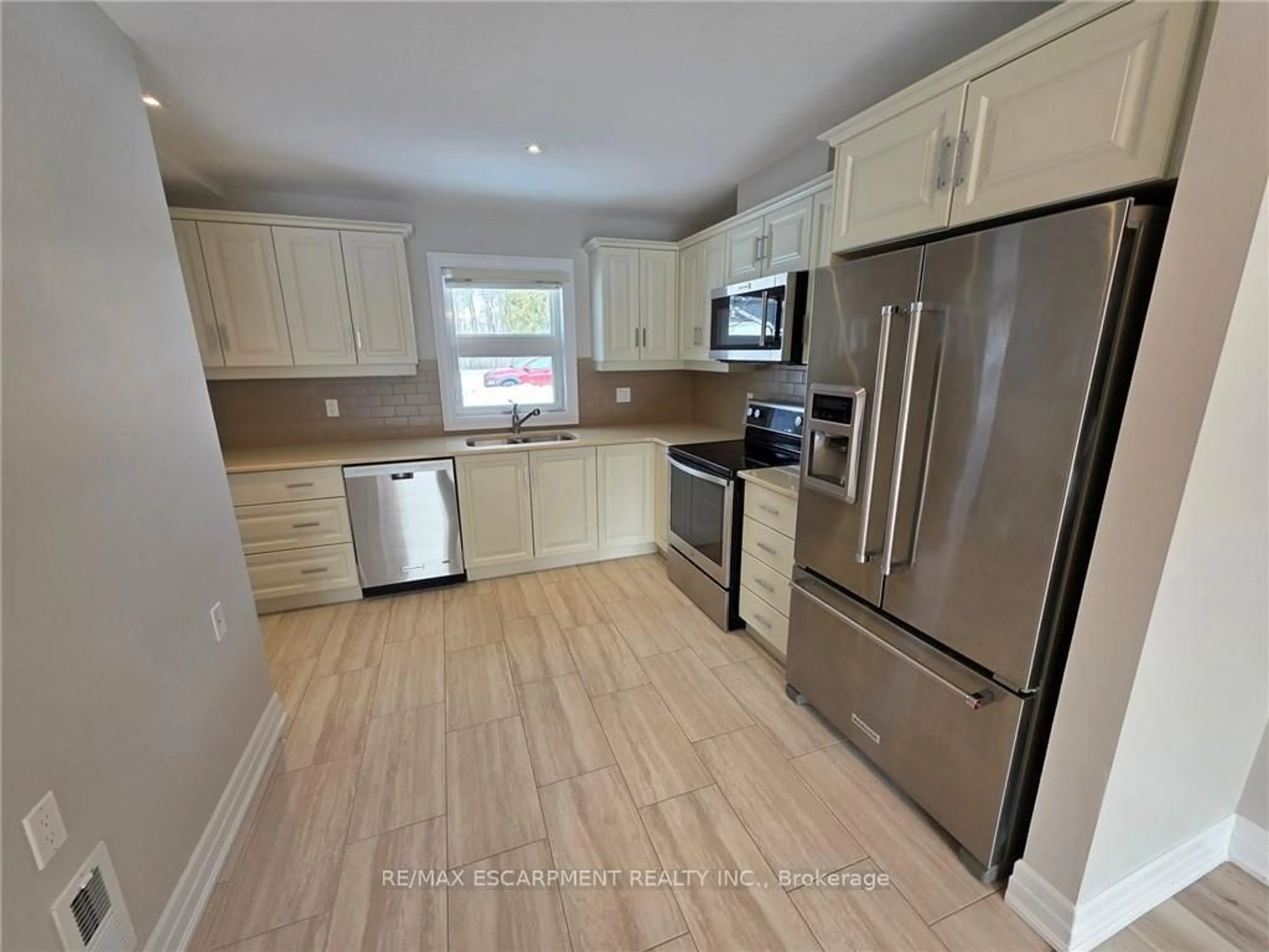 Open concept kitchen, unknown for 47 SZOLLOSY Circ, Hamilton Ontario L9B 1T8