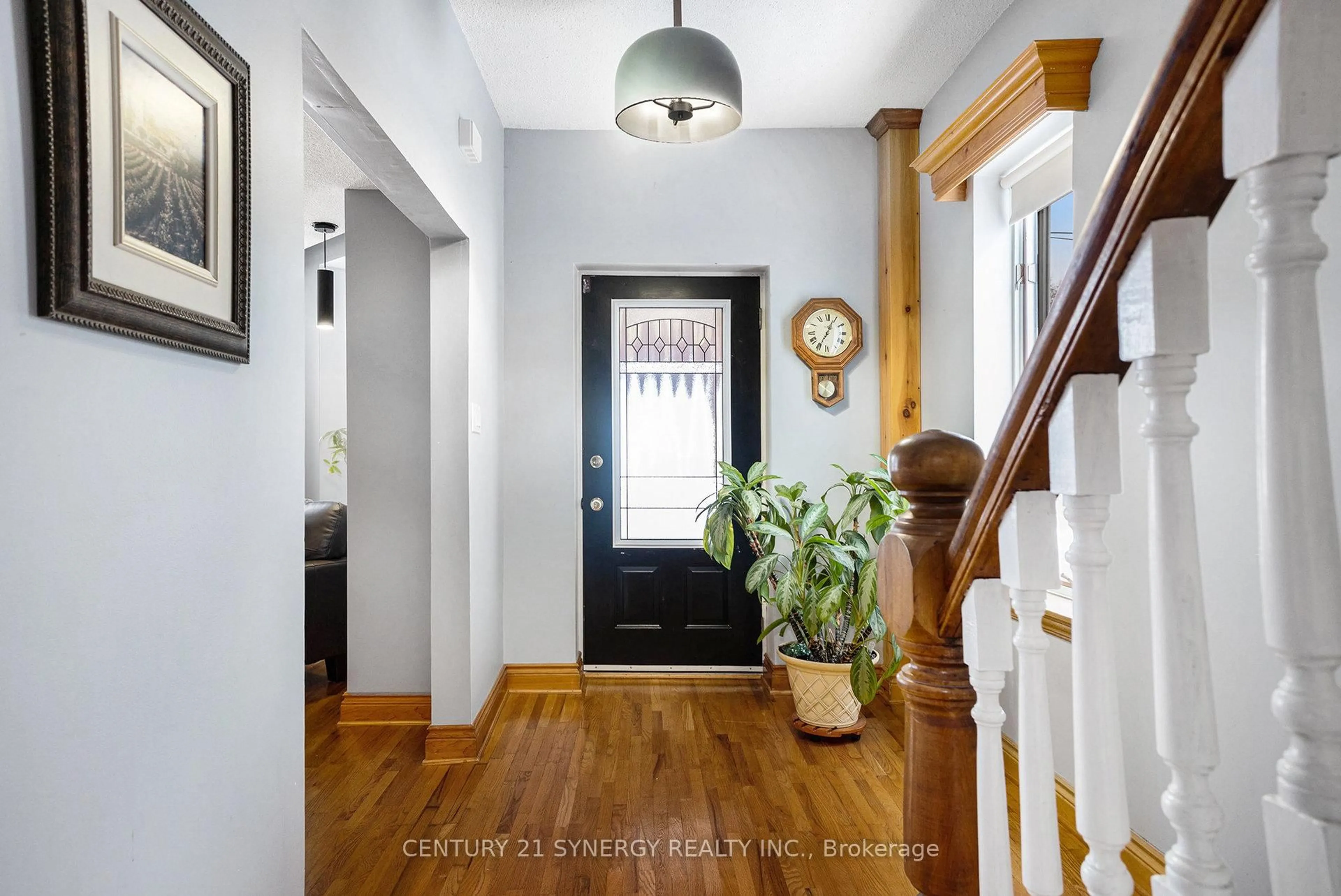 Indoor entryway for 13 Lombard St, Smiths Falls Ontario K7A 4E8