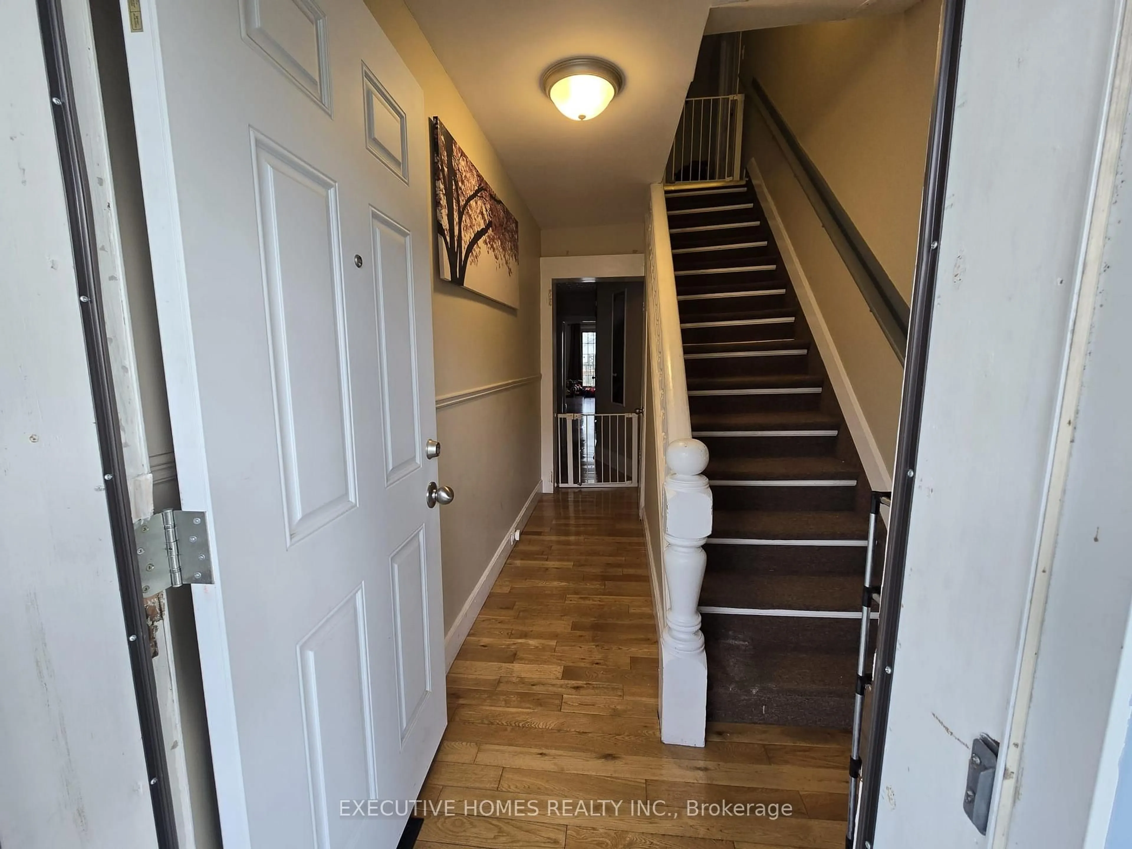 Indoor entryway for 19 Cedar St, Belleville Ontario K8P 3L8