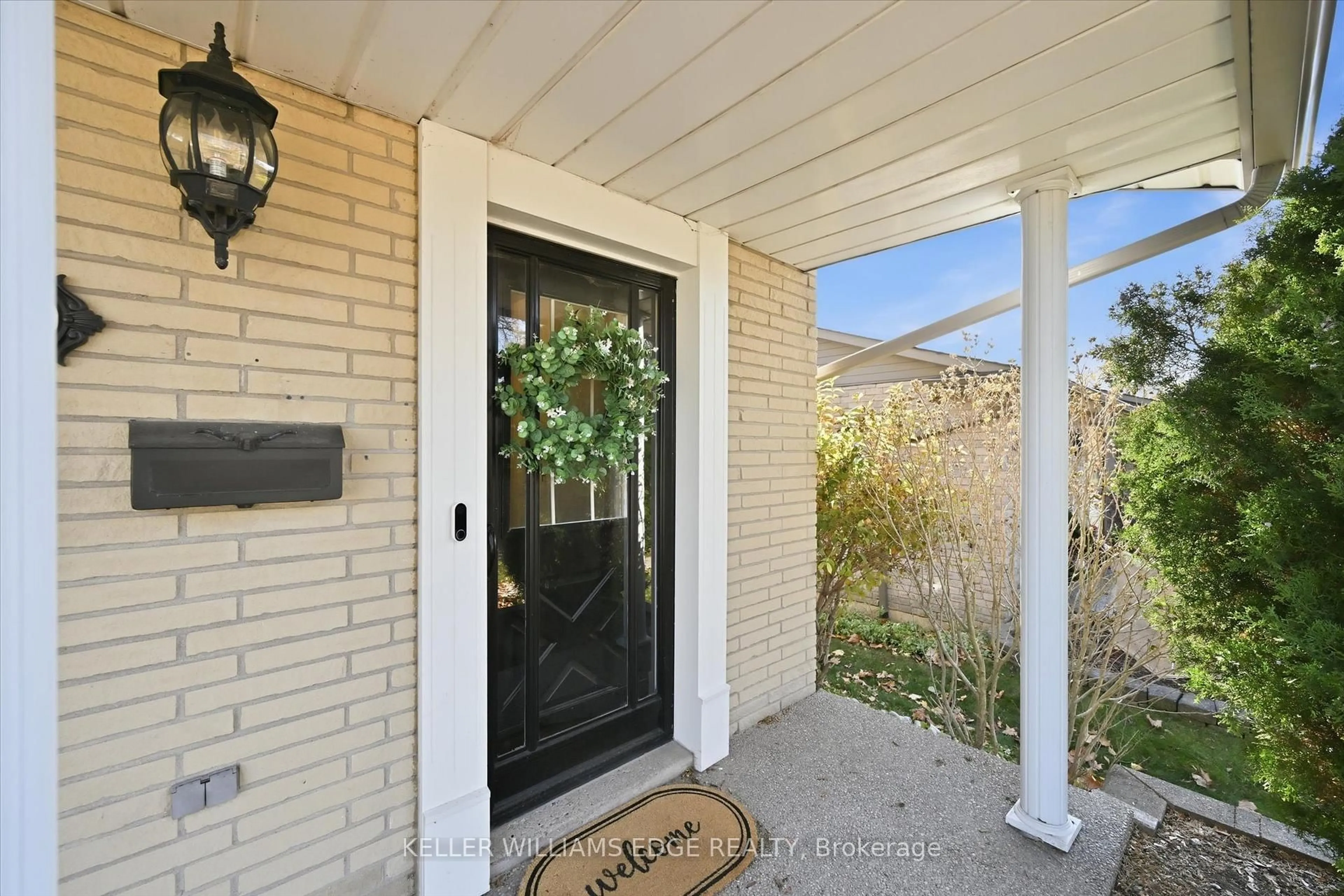 Indoor entryway for 123 Athenia Dr, Hamilton Ontario L9J 1T5