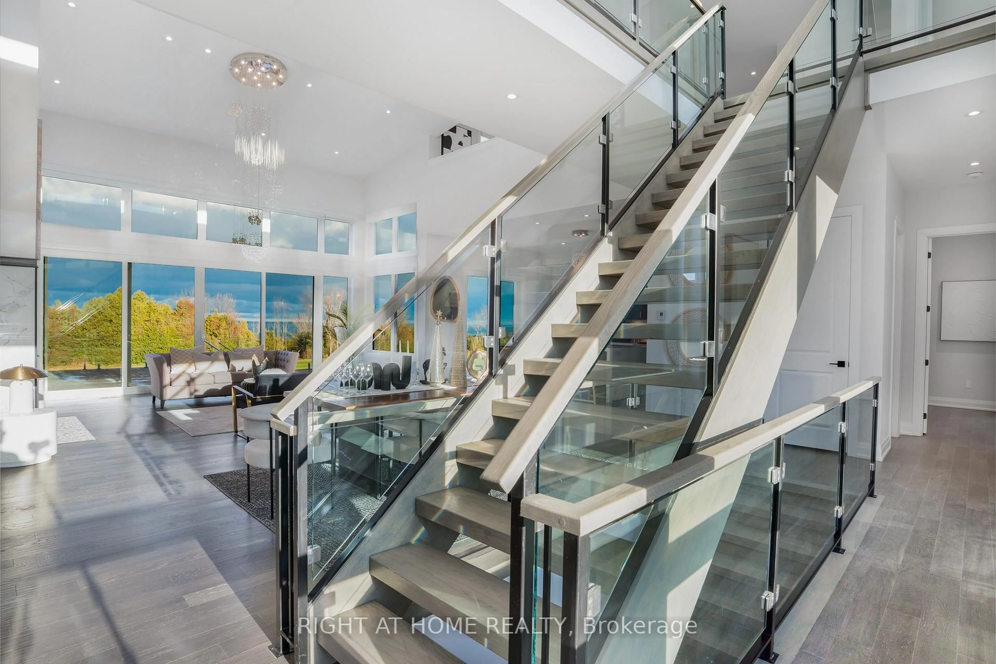 Indoor foyer for 101 Sladden Crt, Blue Mountains Ontario N0H 2P0