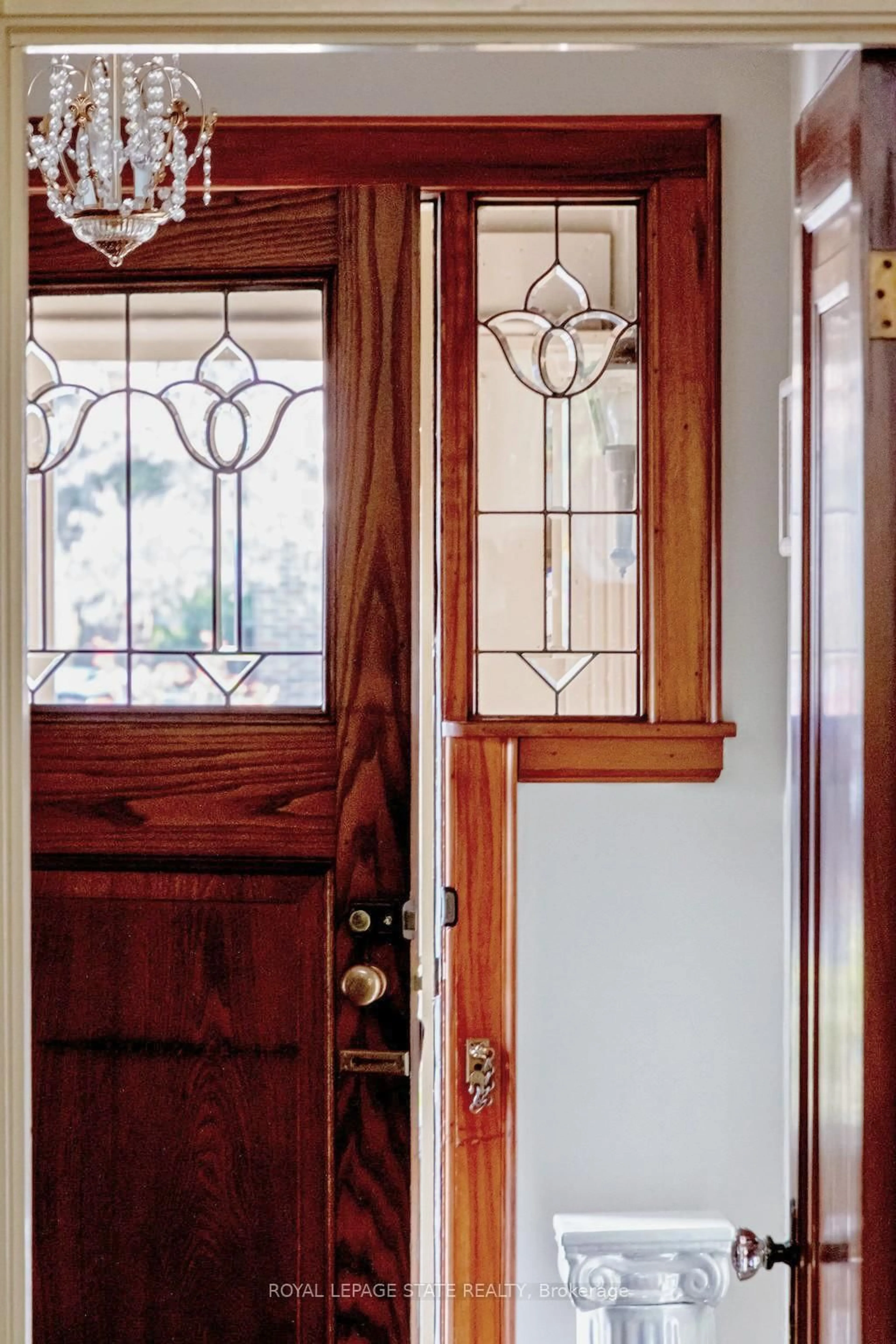 Indoor entryway for 86 Dromore Cres, Hamilton Ontario L8S 4B2