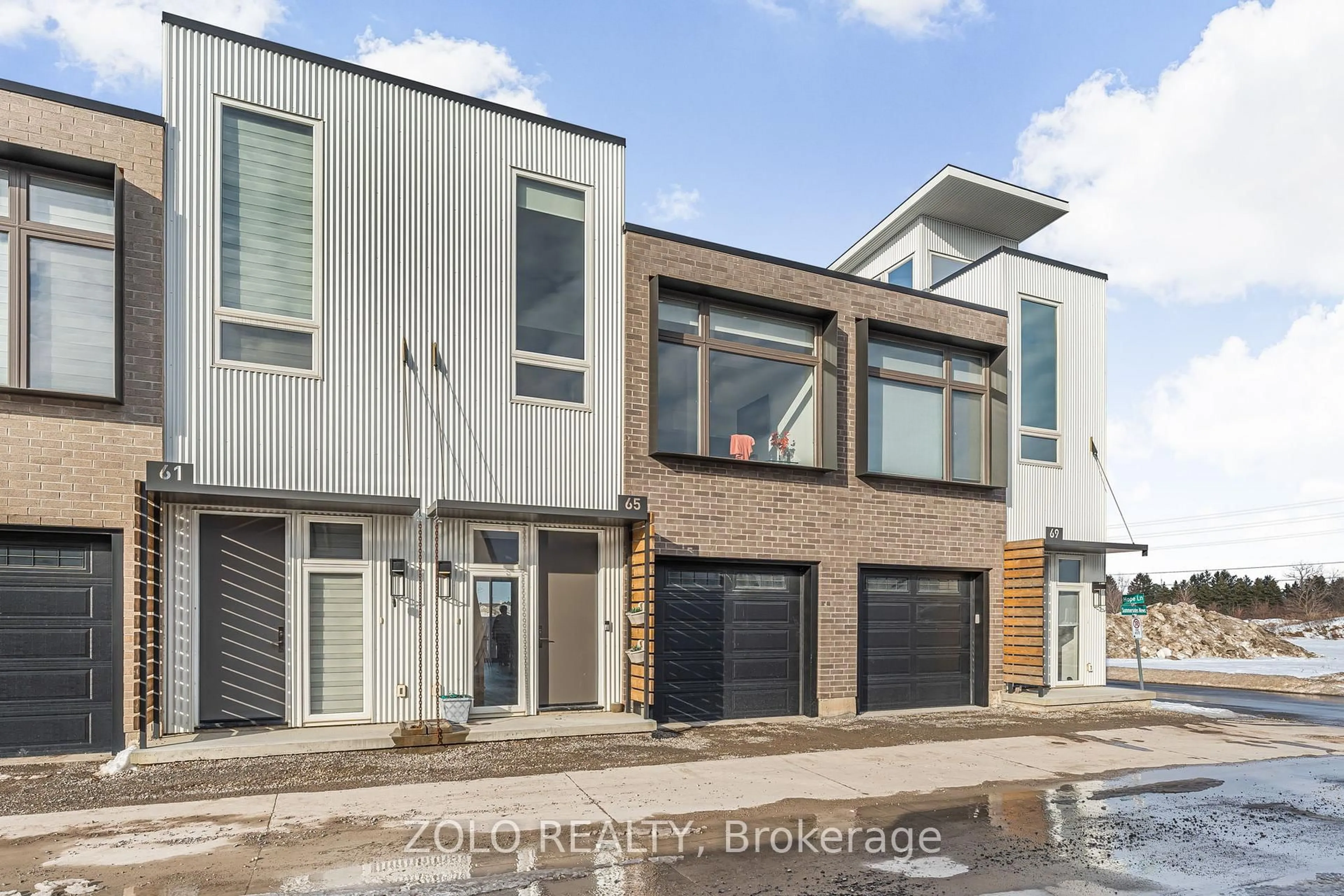 A pic from outside/outdoor area/front of a property/back of a property/a pic from drone, street for 65 Summersides Mews #30, Pelham Ontario L0S 1E6