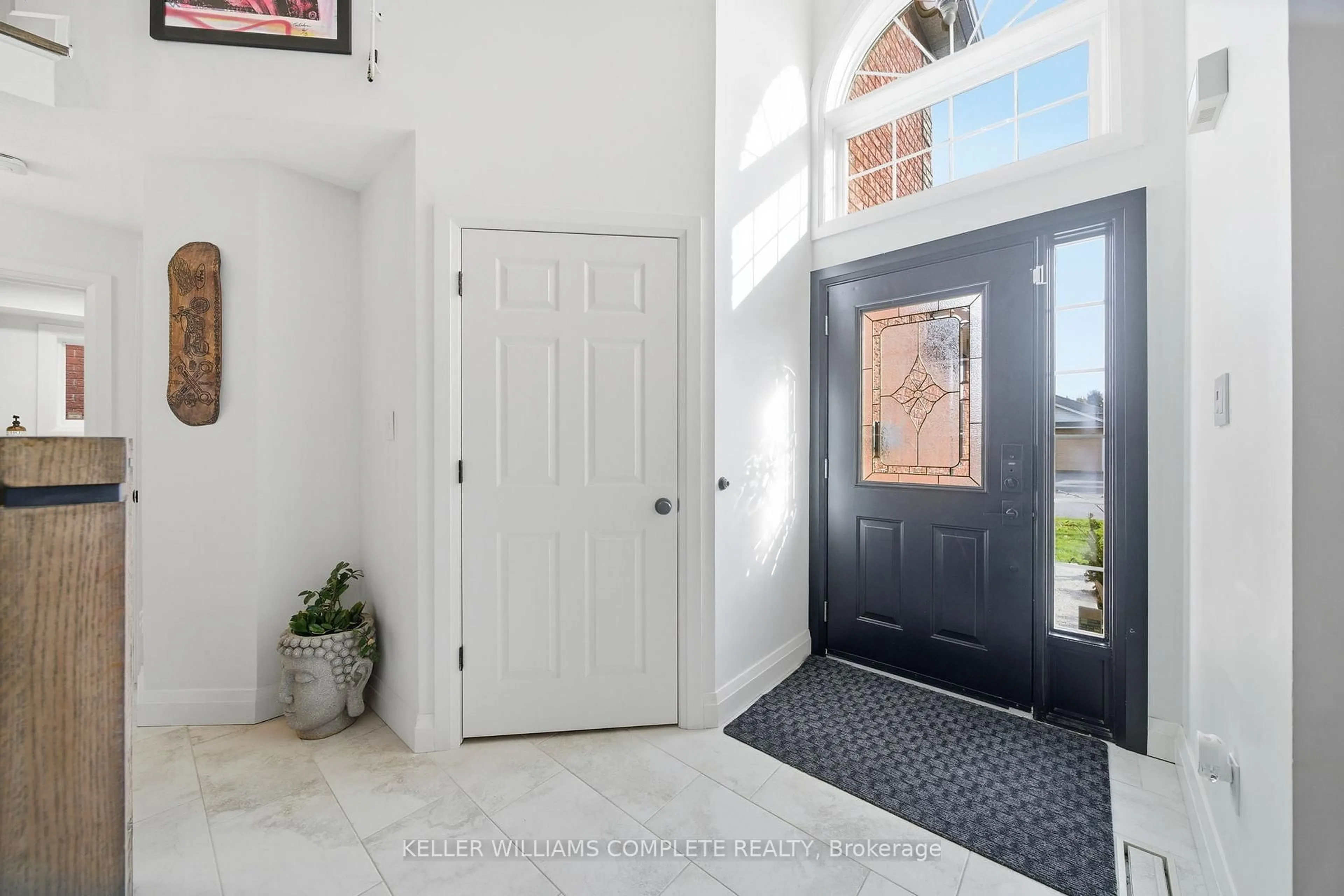 Indoor entryway for 136 Braemar Ave, Haldimand Ontario N3W 2M6