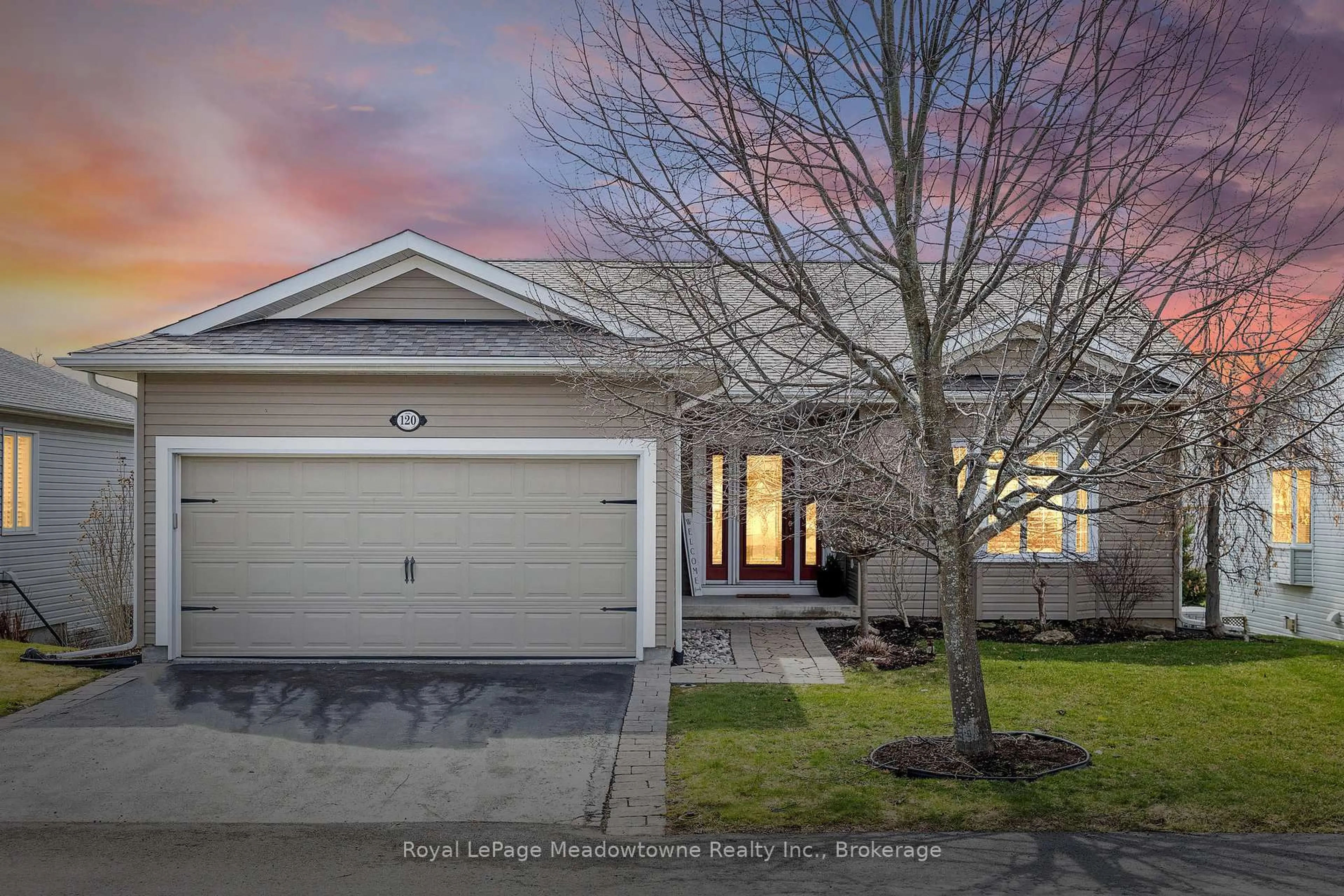 A pic from outside/outdoor area/front of a property/back of a property/a pic from drone, street for 120 Gracehill Cres, Hamilton Ontario L8B 1A5