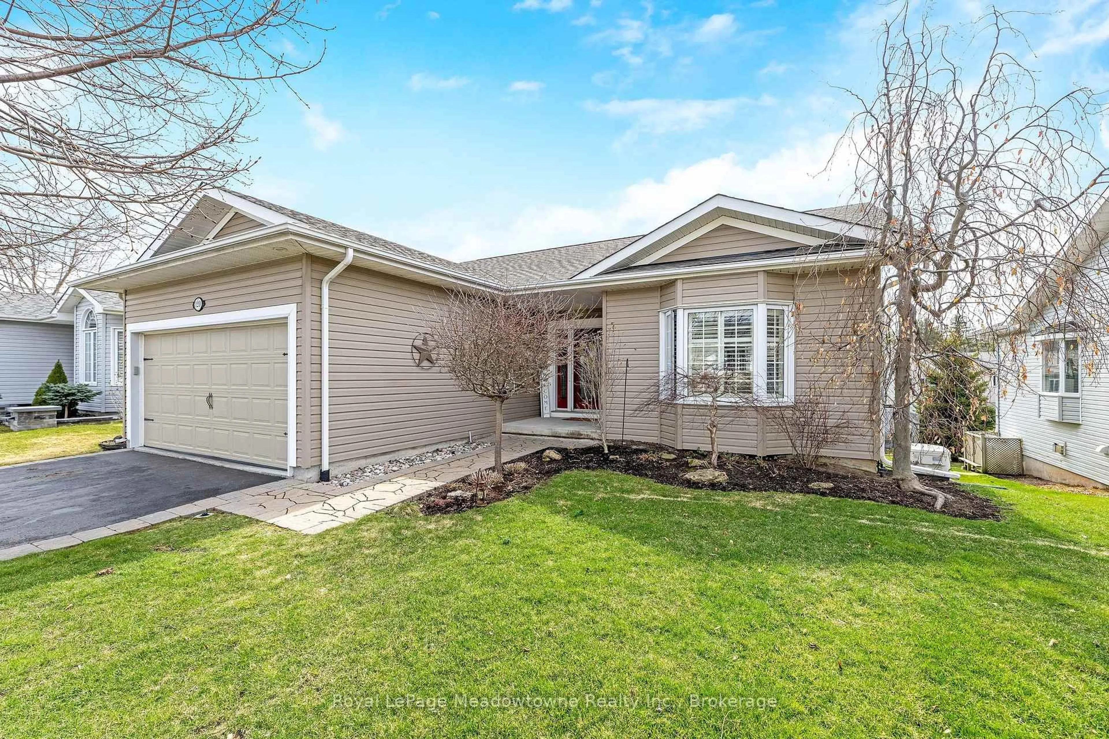 Home with vinyl exterior material, street for 120 Gracehill Cres, Hamilton Ontario L8B 1A5