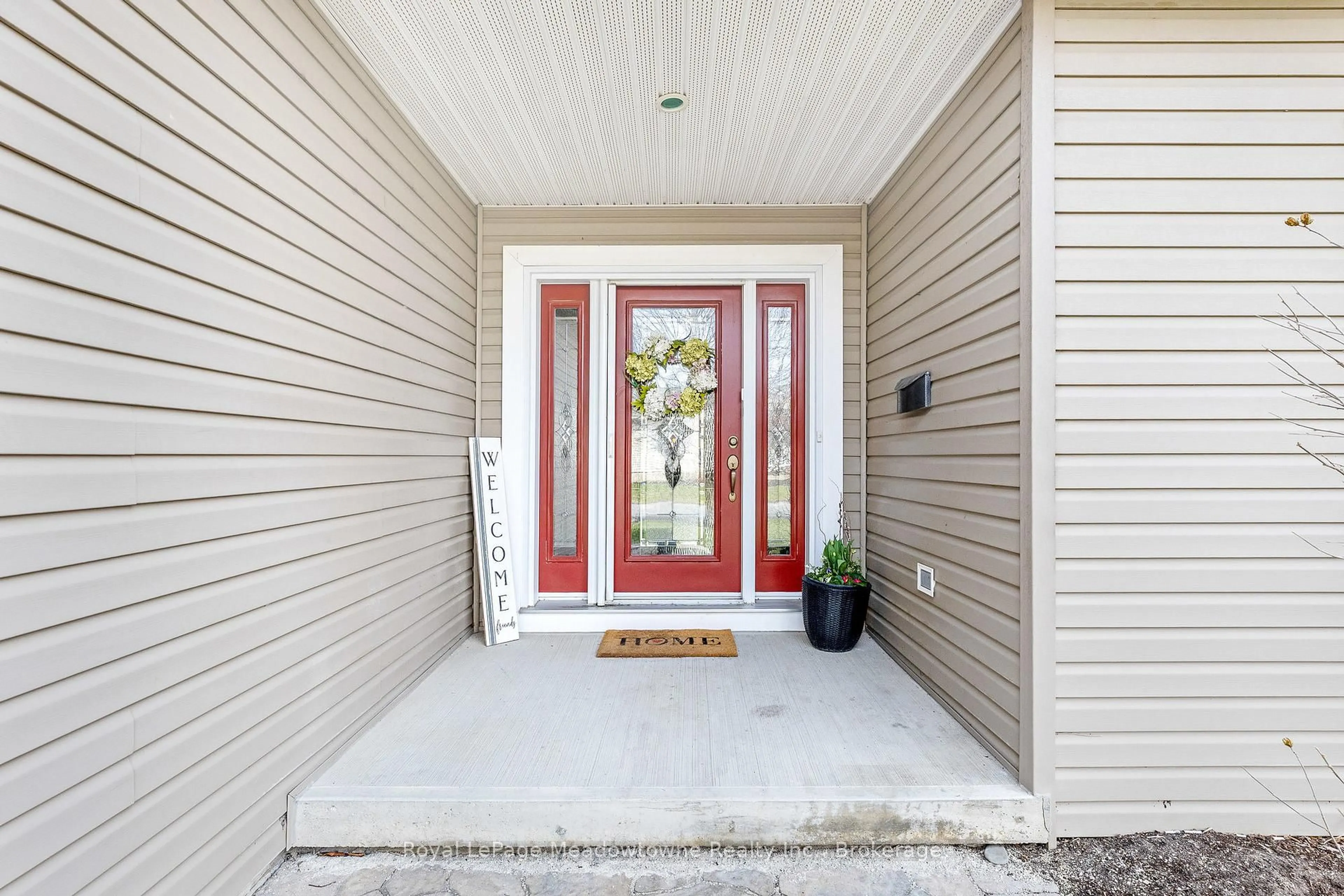 Indoor entryway for 120 Gracehill Cres, Hamilton Ontario L8B 1A5
