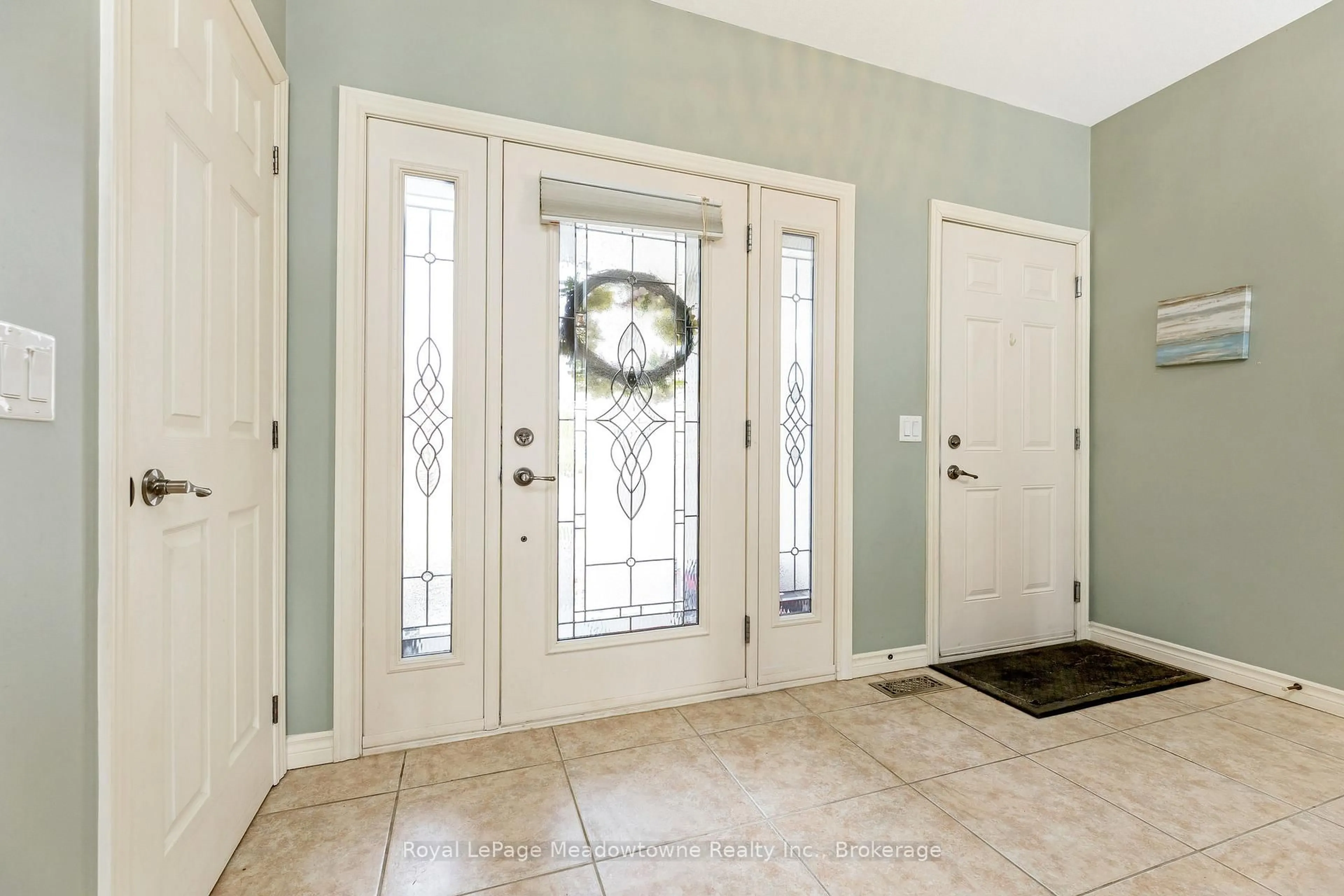 Indoor entryway for 120 Gracehill Cres, Hamilton Ontario L8B 1A5