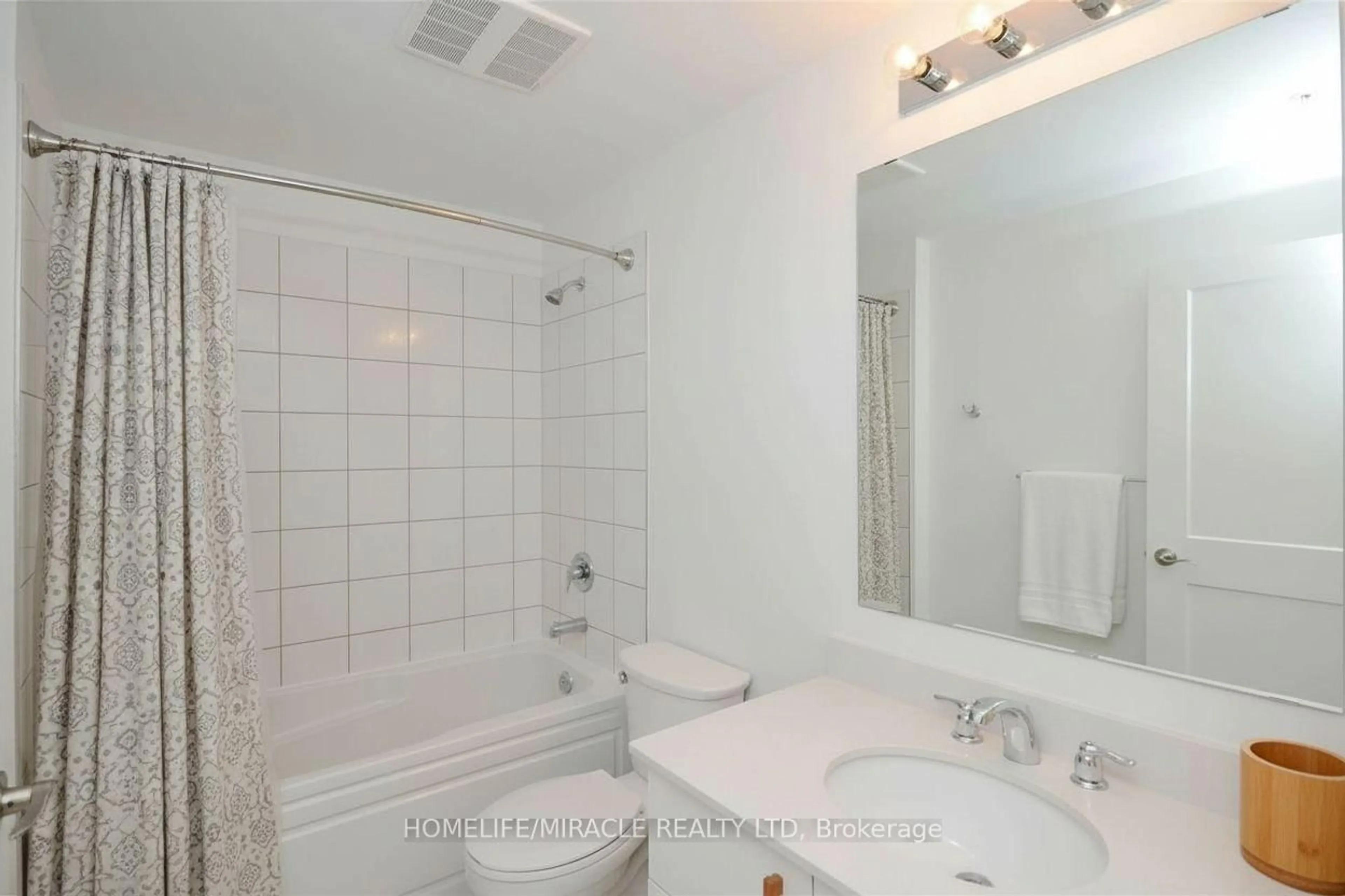 Standard bathroom, ceramic/tile floor for 243 Northfield Dr #211, Waterloo Ontario N2K 0G9