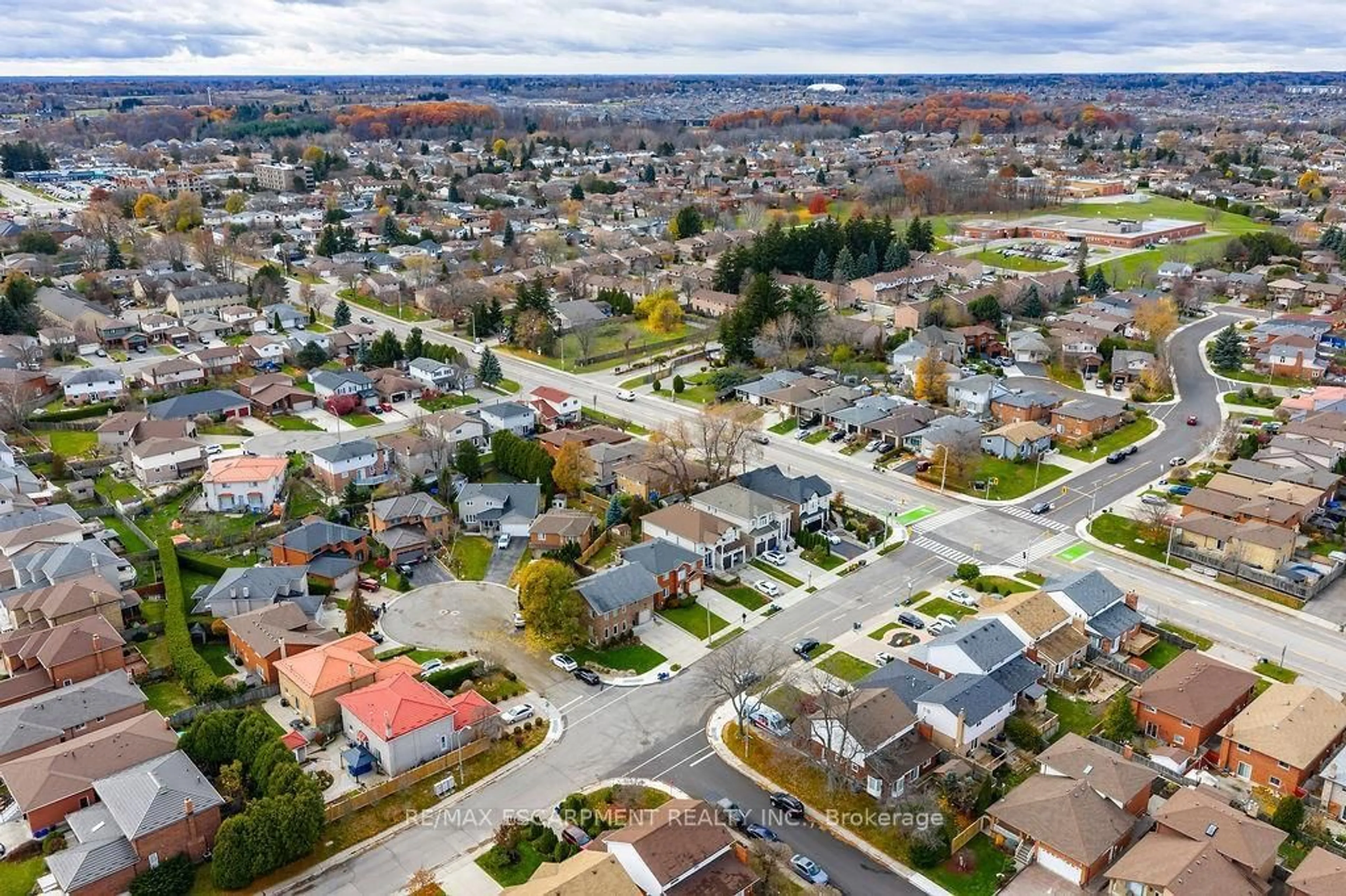 A pic from outside/outdoor area/front of a property/back of a property/a pic from drone, street for 113 Greenshire Dr, Hamilton Ontario L9C 7G5