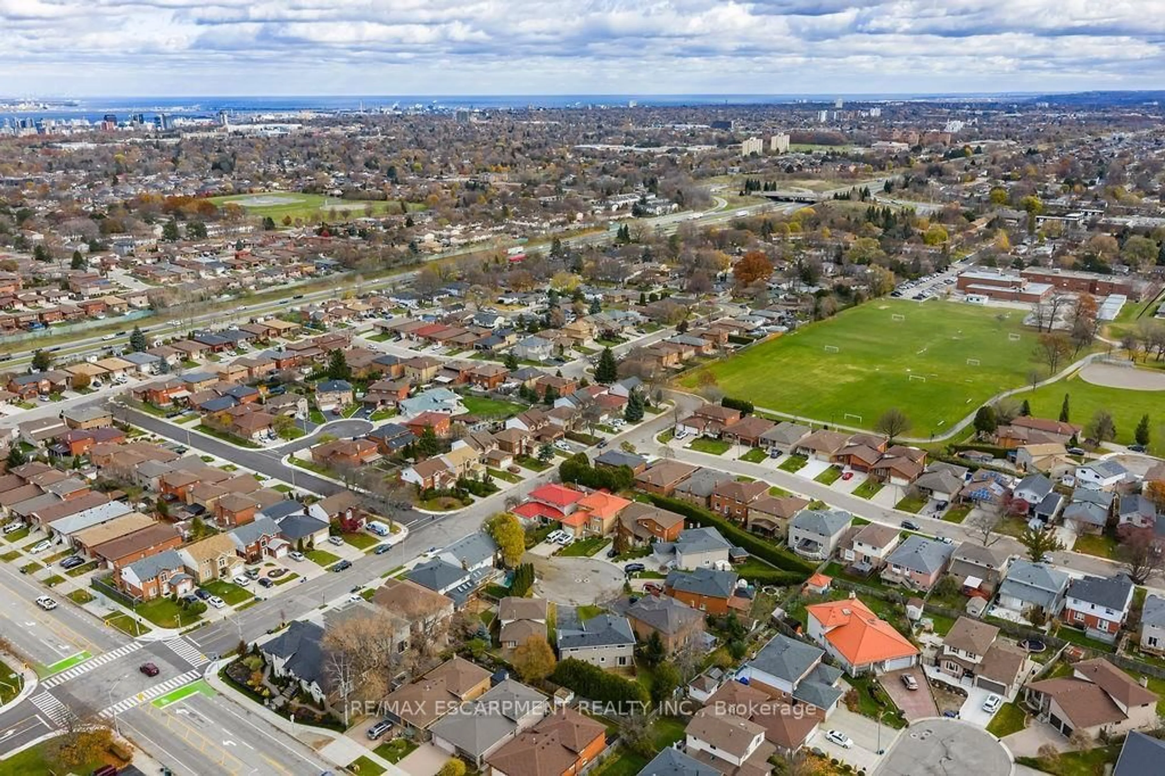 A pic from outside/outdoor area/front of a property/back of a property/a pic from drone, street for 113 Greenshire Dr, Hamilton Ontario L9C 7G5