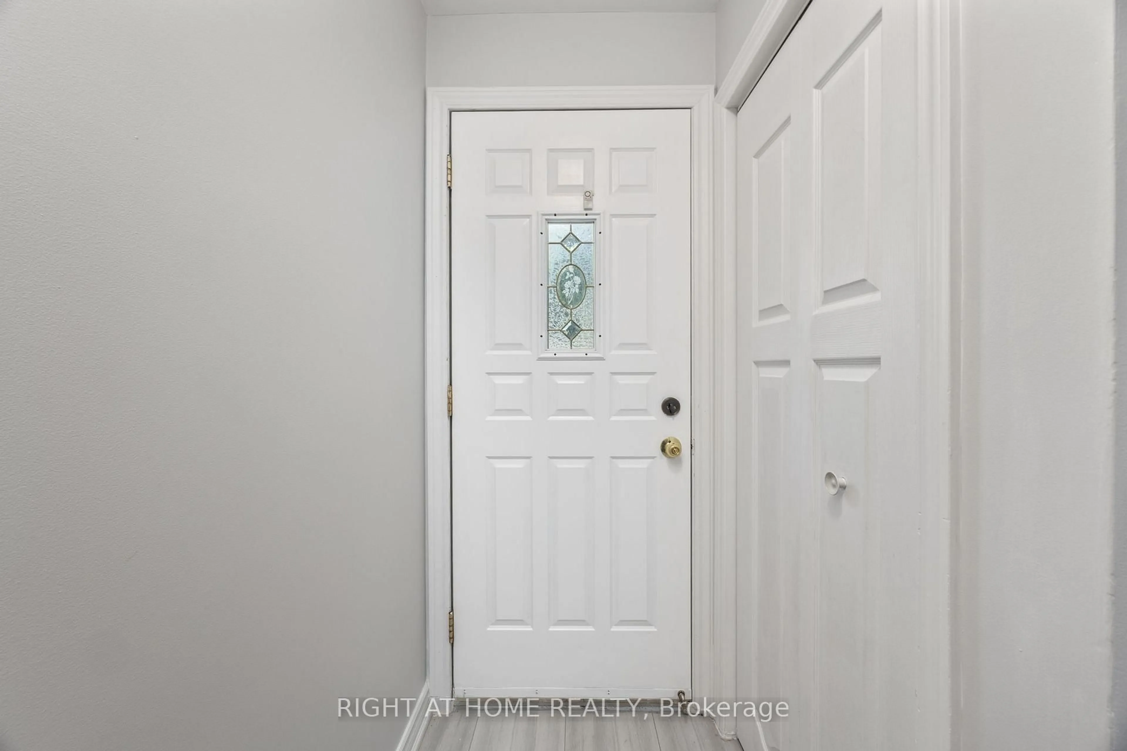 Indoor entryway for 48 Clarence St, Cambridge Ontario N3C 1K9