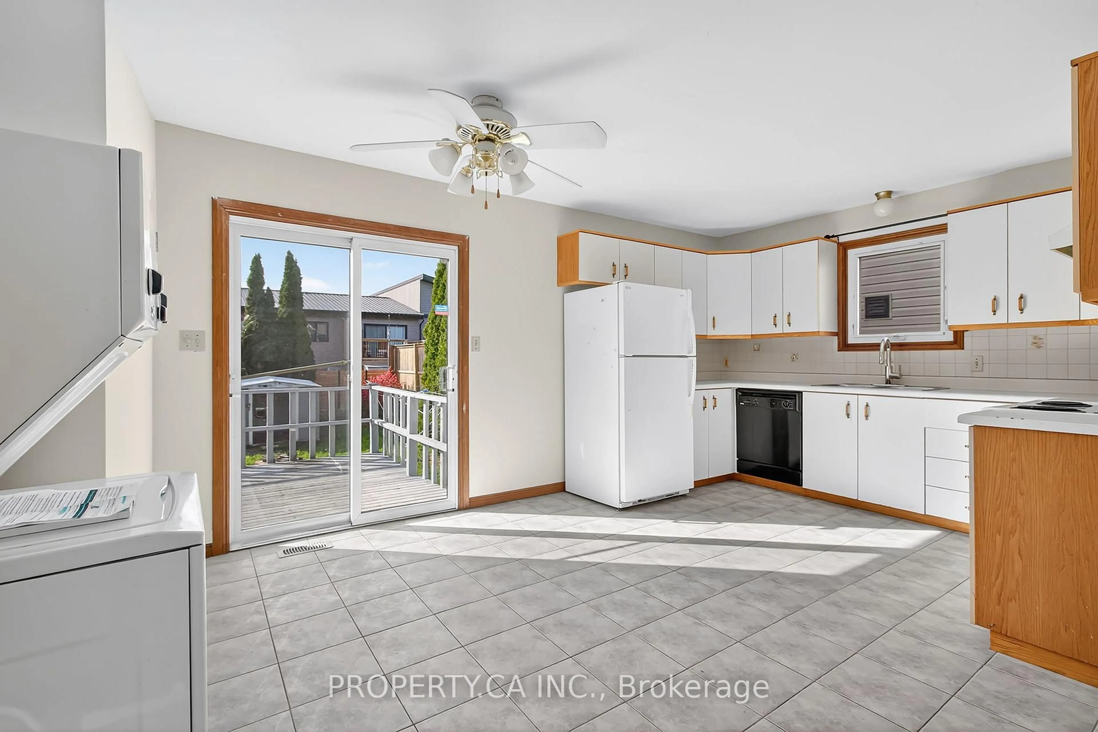 Open concept kitchen, ceramic/tile floor for 194 Merritt Ave, Chatham-Kent Ontario N7M 5Y4