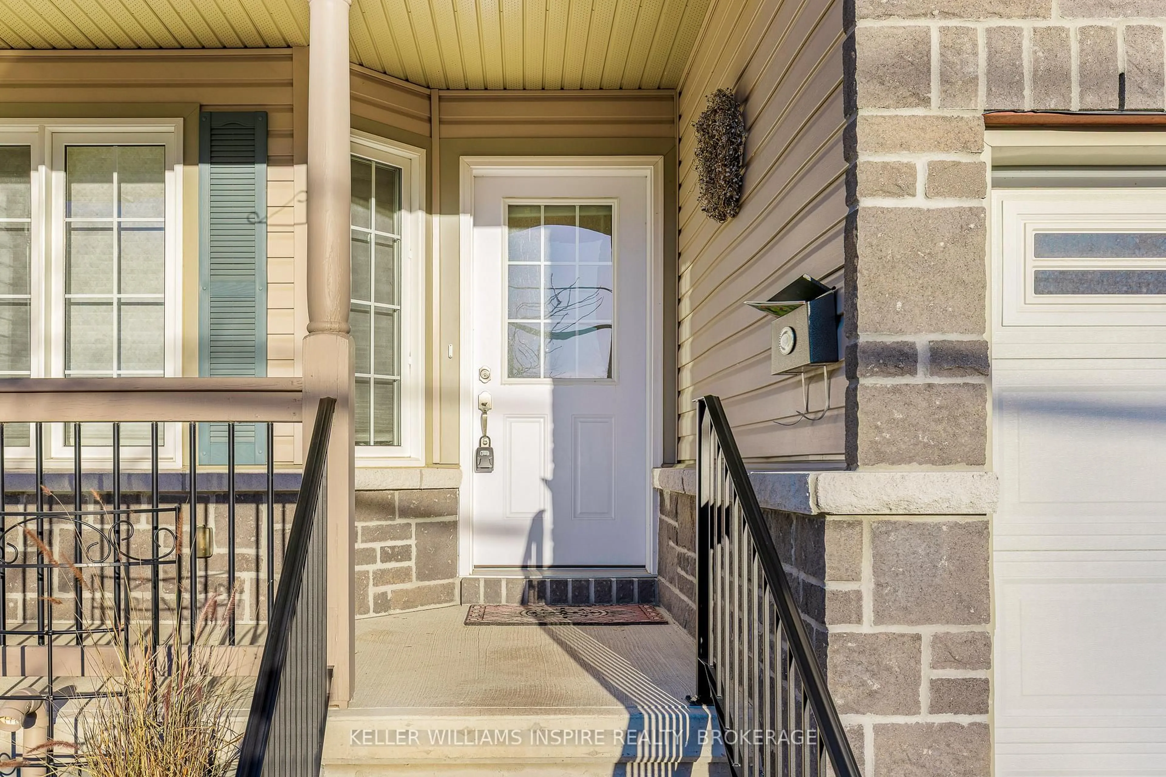 Indoor entryway for 23 Centre St, Brockville Ontario K7P 2Y4