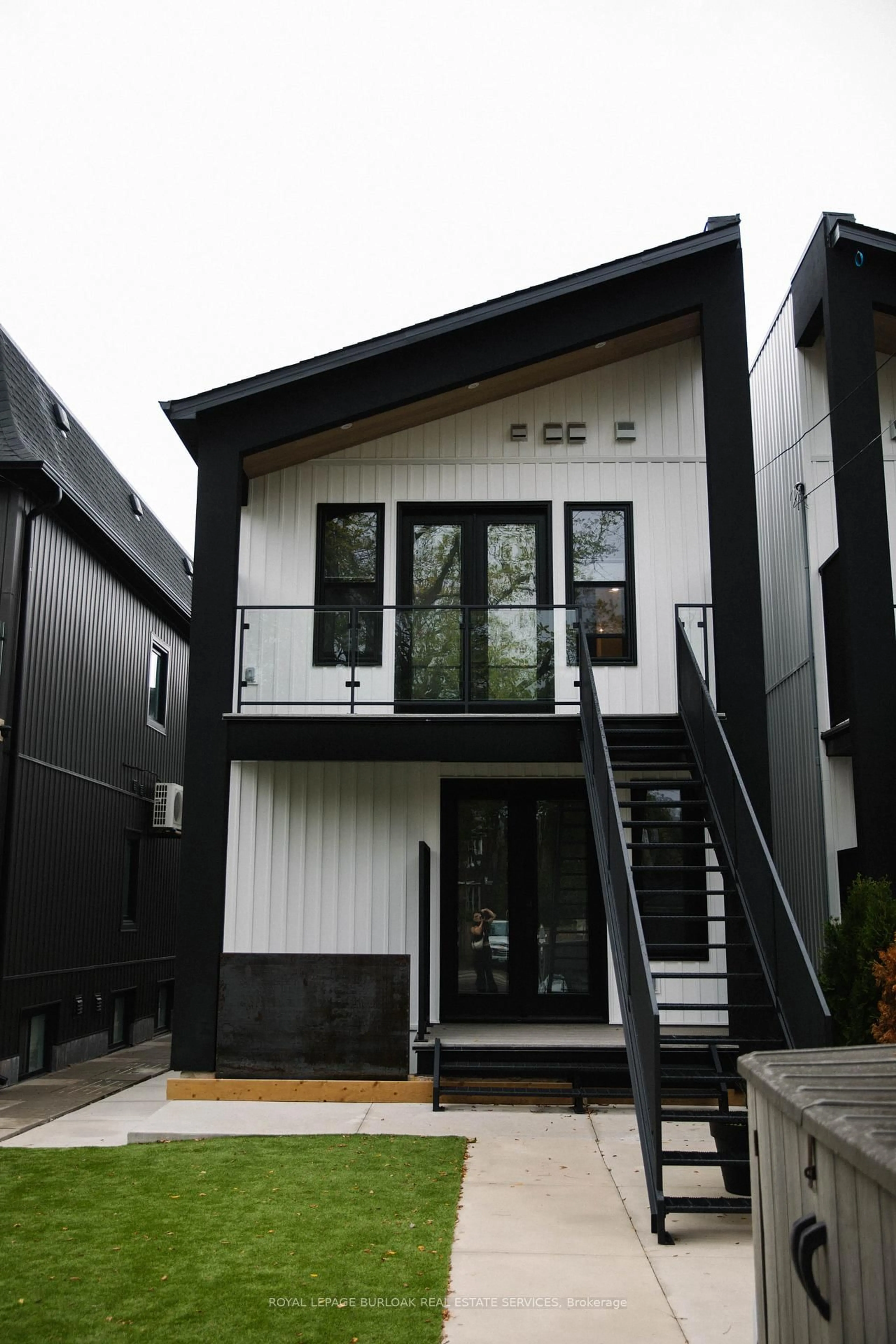 Home with vinyl exterior material, street for 85 Melbourne St, Hamilton Ontario L8P 2A5