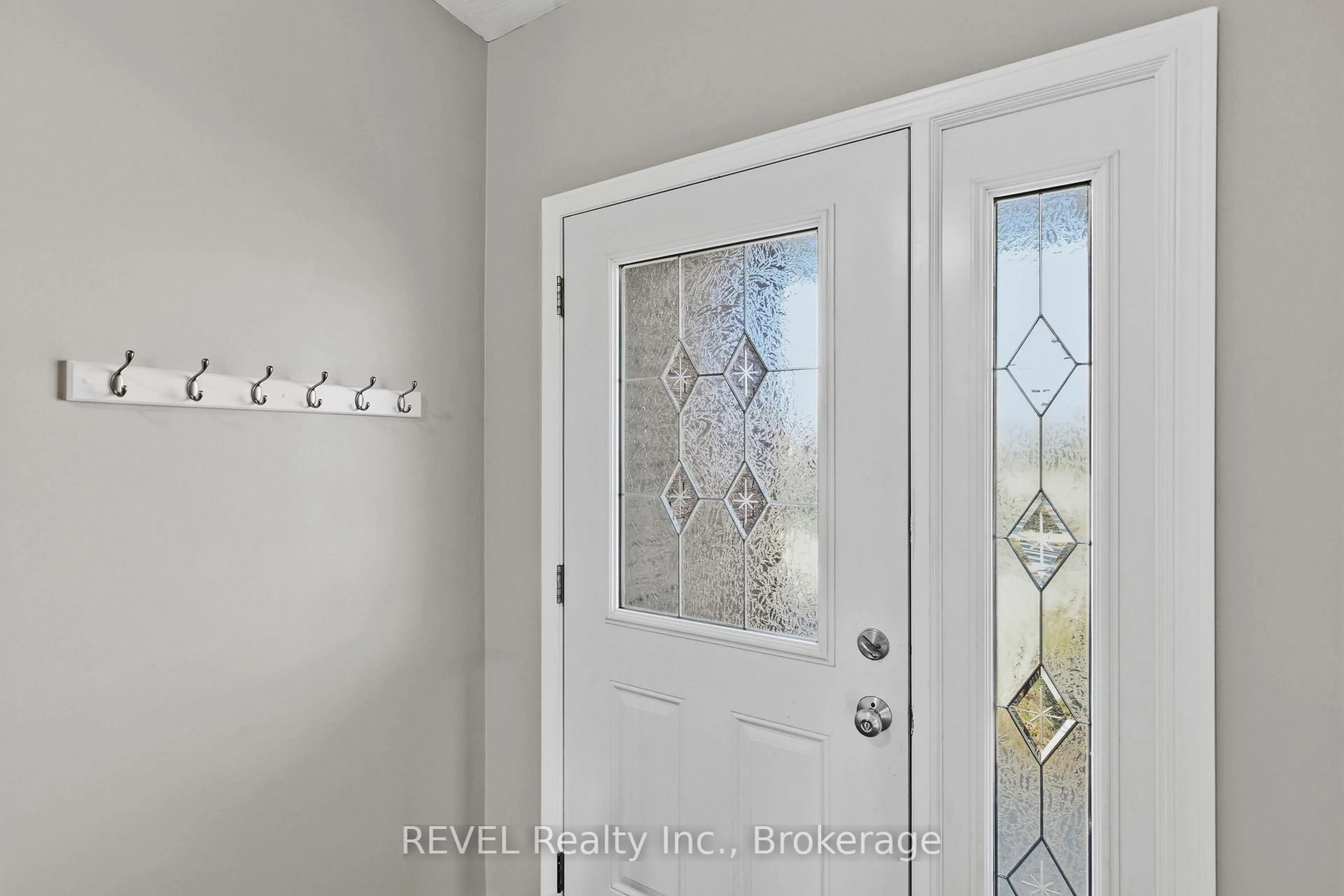Indoor entryway for 68 Hixon Rd, Hamilton Ontario L8K 2B7