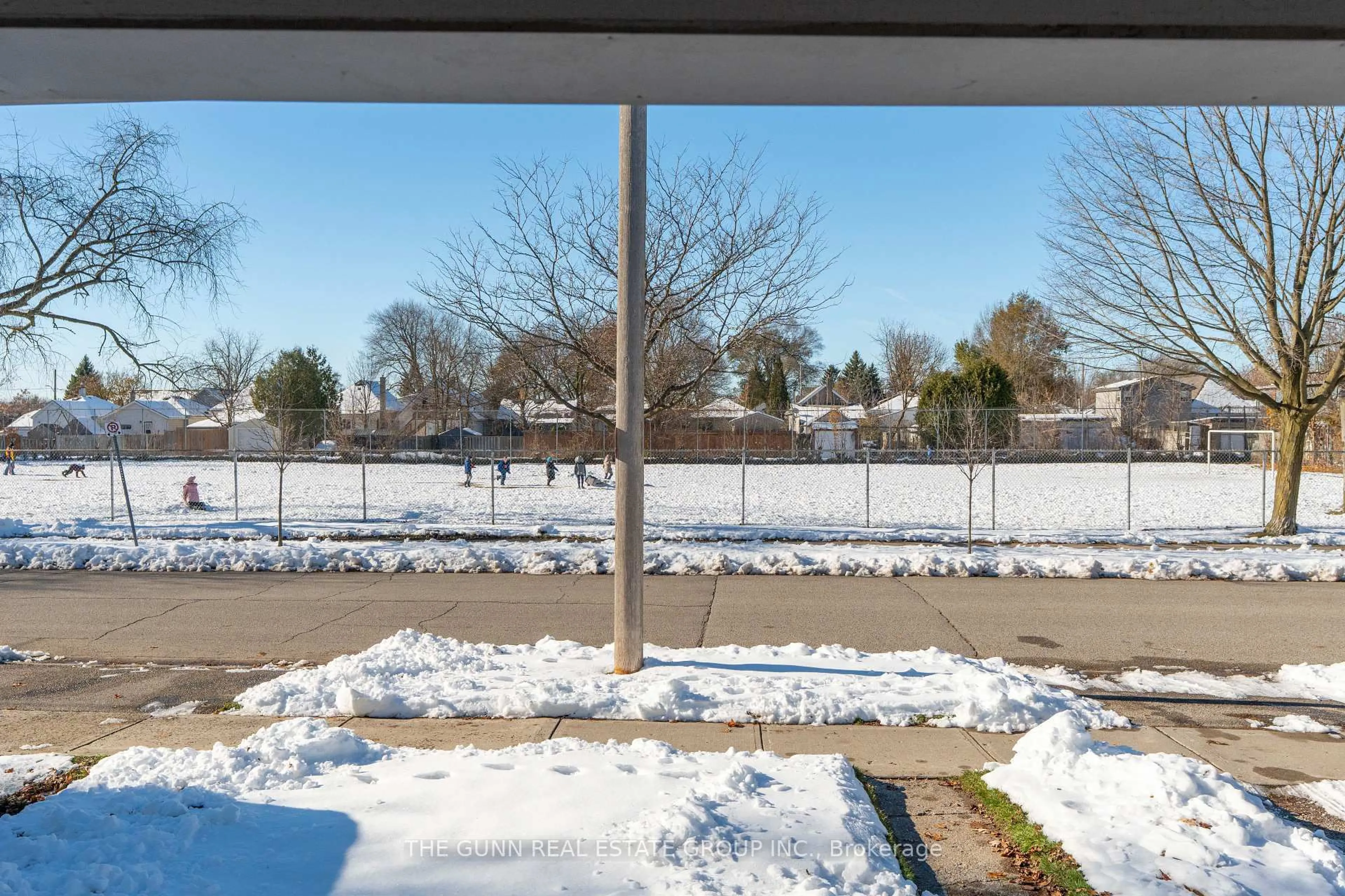 Patio, street for 186 East St, London East Ontario N5Z 2R9