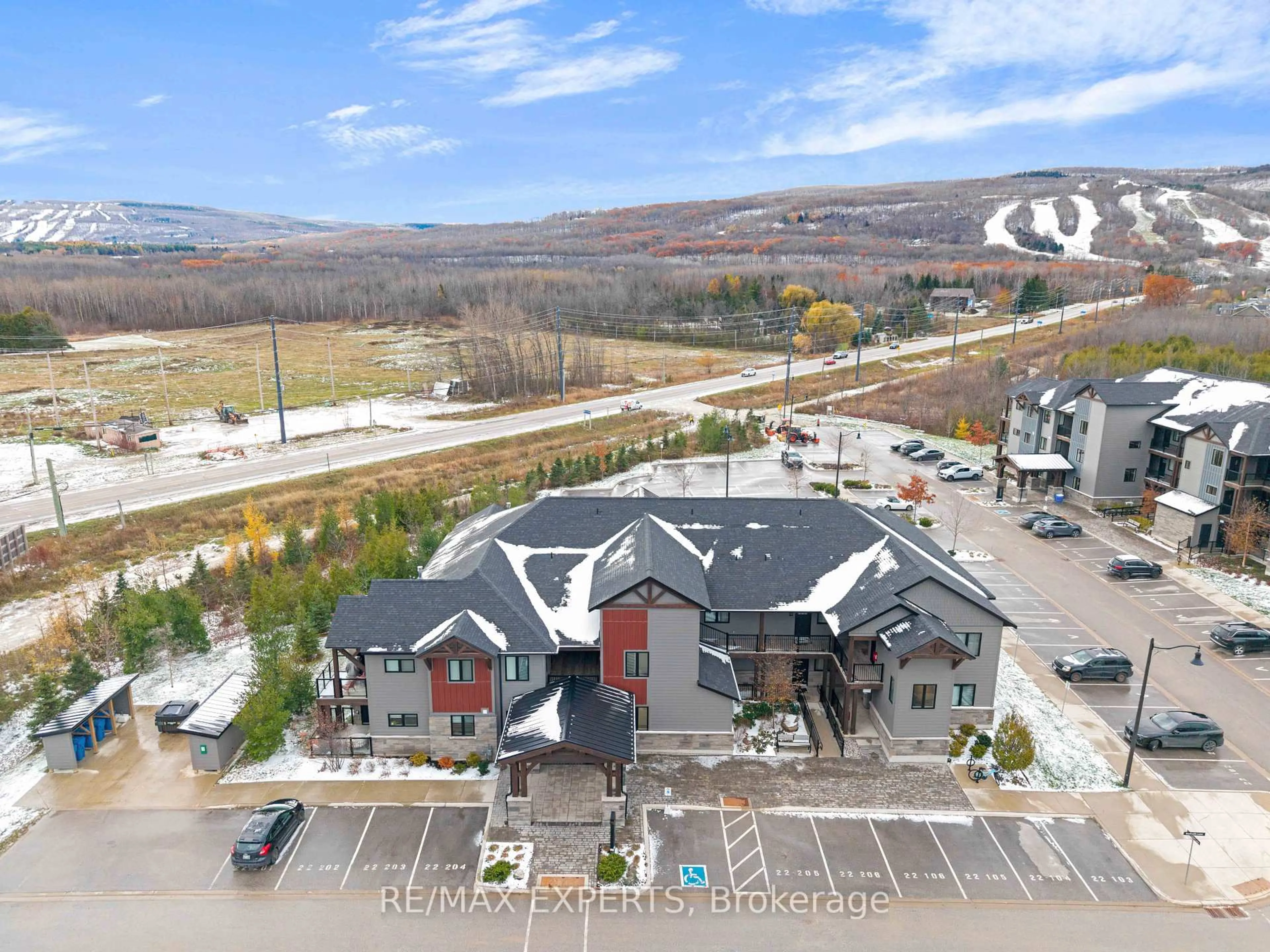 A pic from outside/outdoor area/front of a property/back of a property/a pic from drone, mountain view for 22 Beckwith Lane #101, Blue Mountains Ontario L9Y 3B6