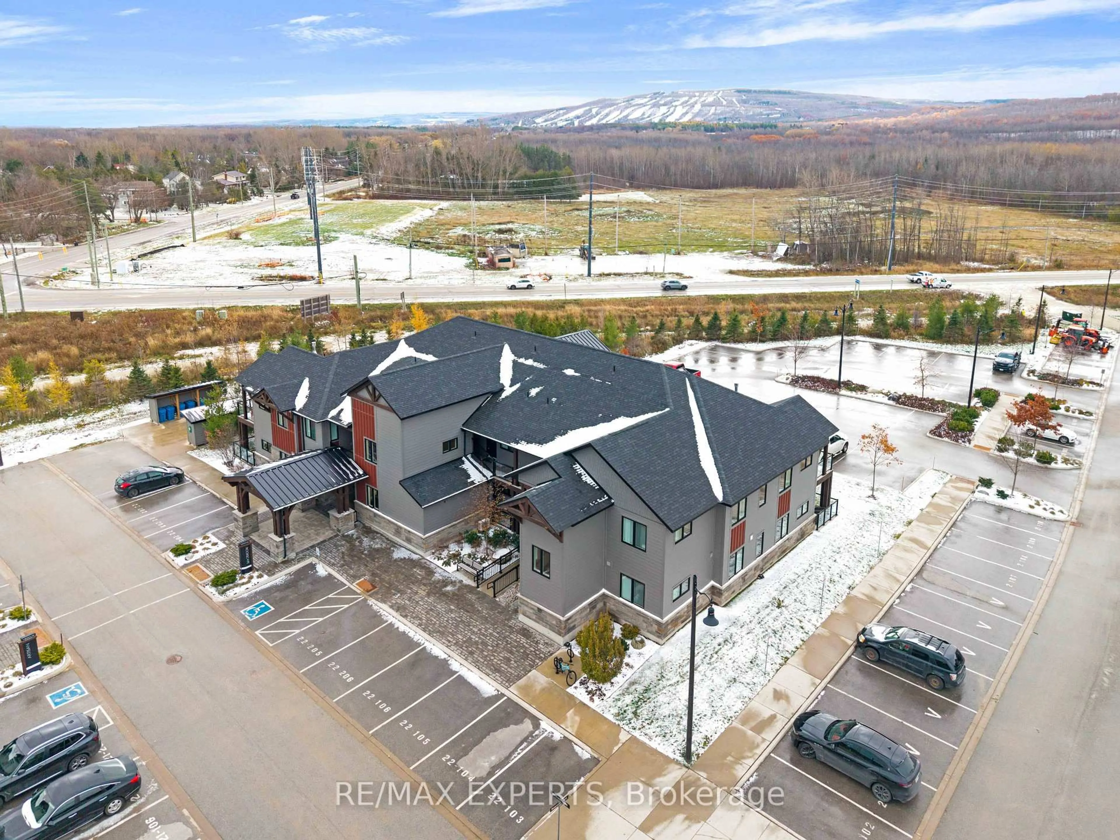 A pic from outside/outdoor area/front of a property/back of a property/a pic from drone, mountain view for 22 Beckwith Lane #101, Blue Mountains Ontario L9Y 3B6