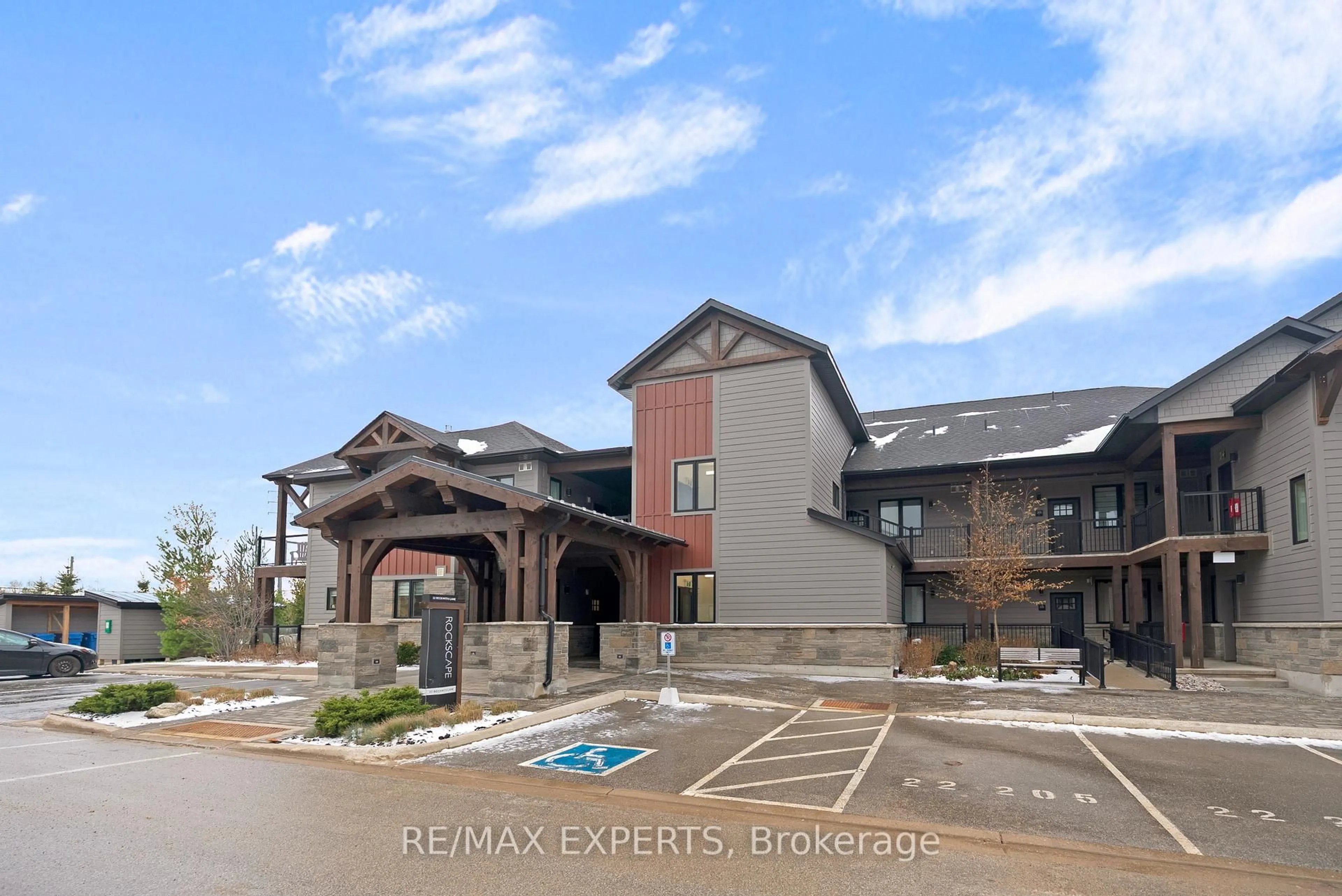 Indoor foyer for 22 Beckwith Lane #101, Blue Mountains Ontario L9Y 3B6
